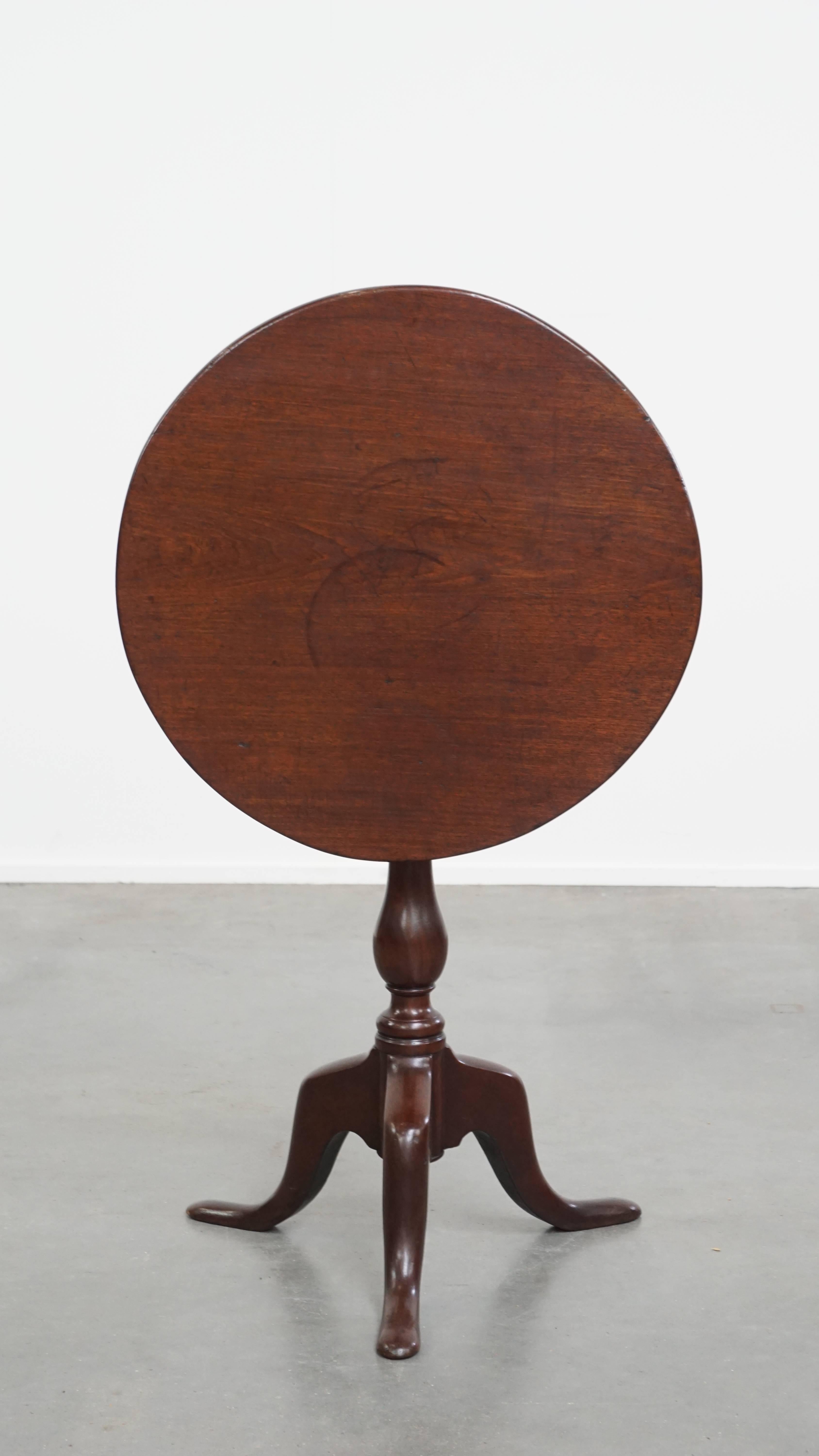 Antigua mesa inglesa redonda abierta con tapa basculante / mesa de vino Hecho a mano en venta