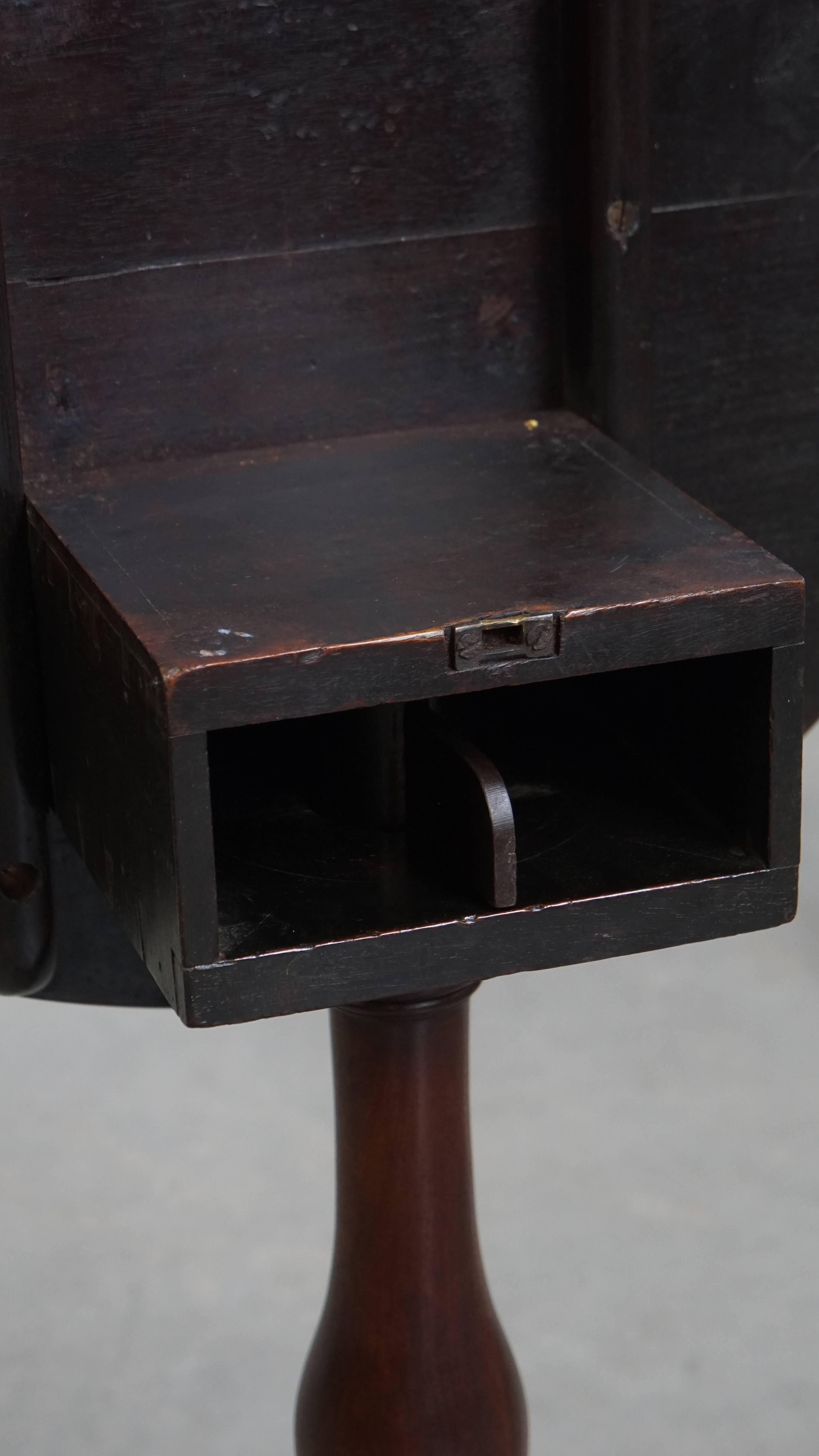 Antigua mesa inglesa redonda abierta con tapa basculante / mesa de vino Madera en venta