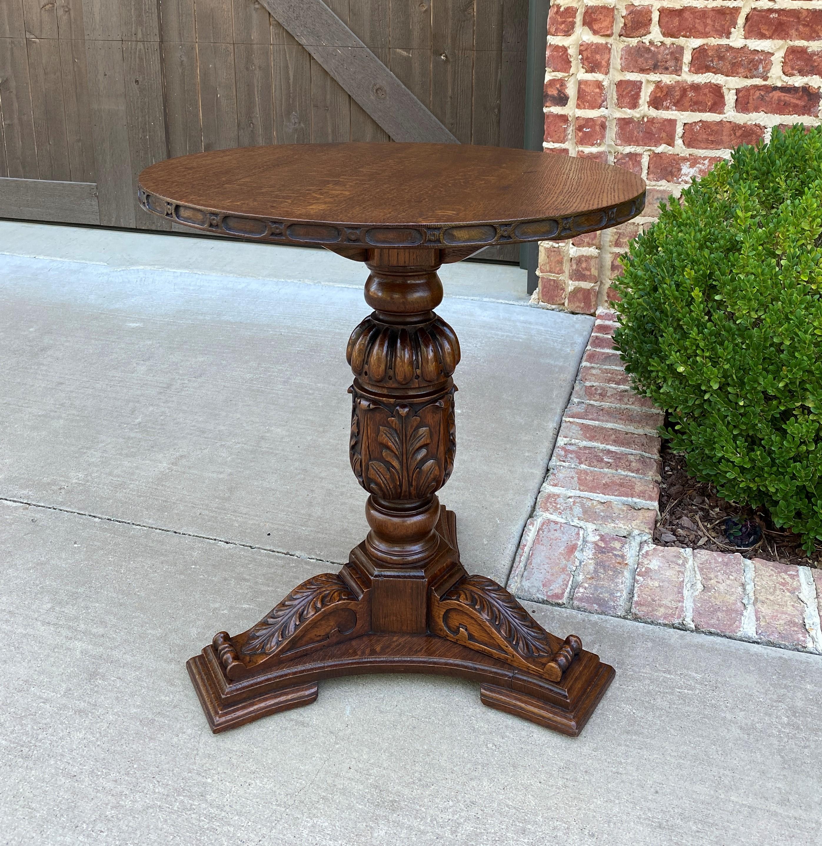 Antique English Round Table Pedestal End Occasional Table Nightstand Carved Oak In Good Condition In Tyler, TX