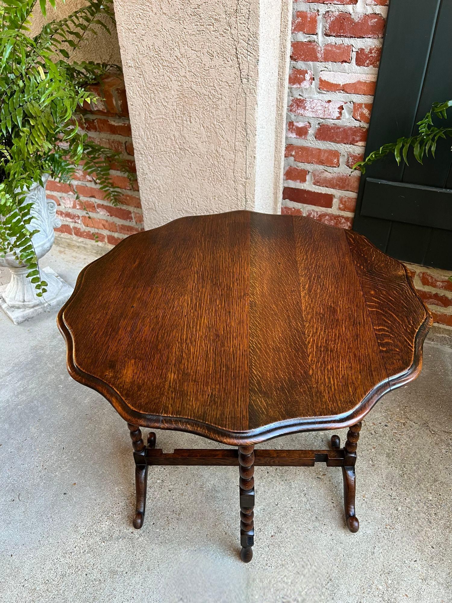 Ancienne table ronde anglaise à plateau basculant et pieds pliants pliant latéraux en chêne sculpté, vers 1900 Bon état à Shreveport, LA