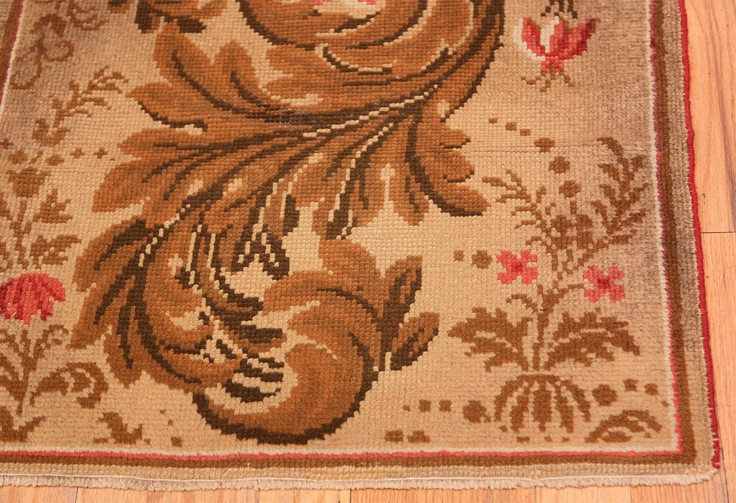 Antiker englischer Teppich, Herkunftsland: England, Datum ca. Ende 19. Jahrhundert. Größe: 0,76 m x 1,9 m (2 ft 6 in x 6 ft 3 in). 

