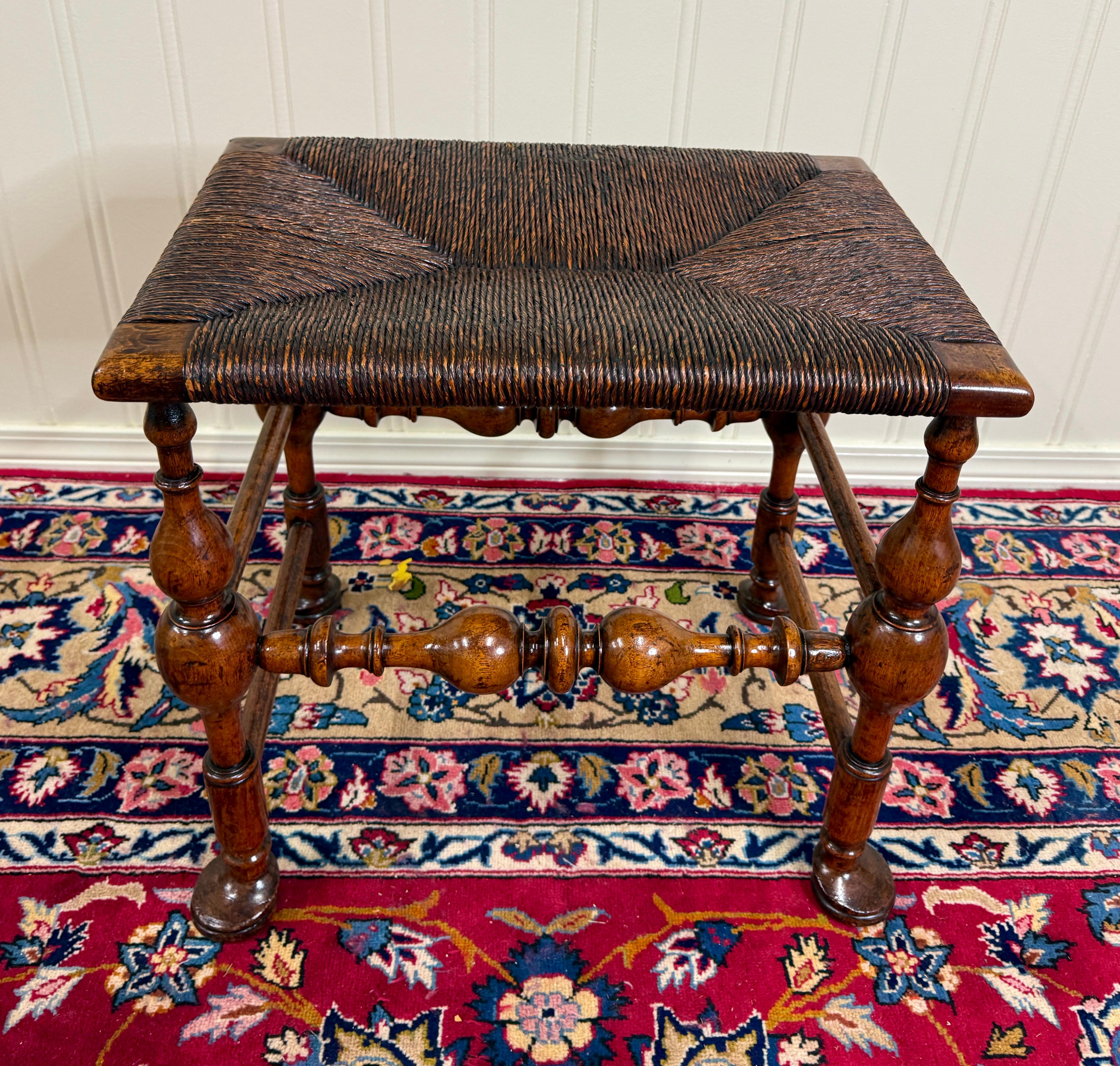 Antiguo Taburete inglés de asiento de junco Taburete de unión Pata torneada Roble tallado c. Años 30 en venta 4