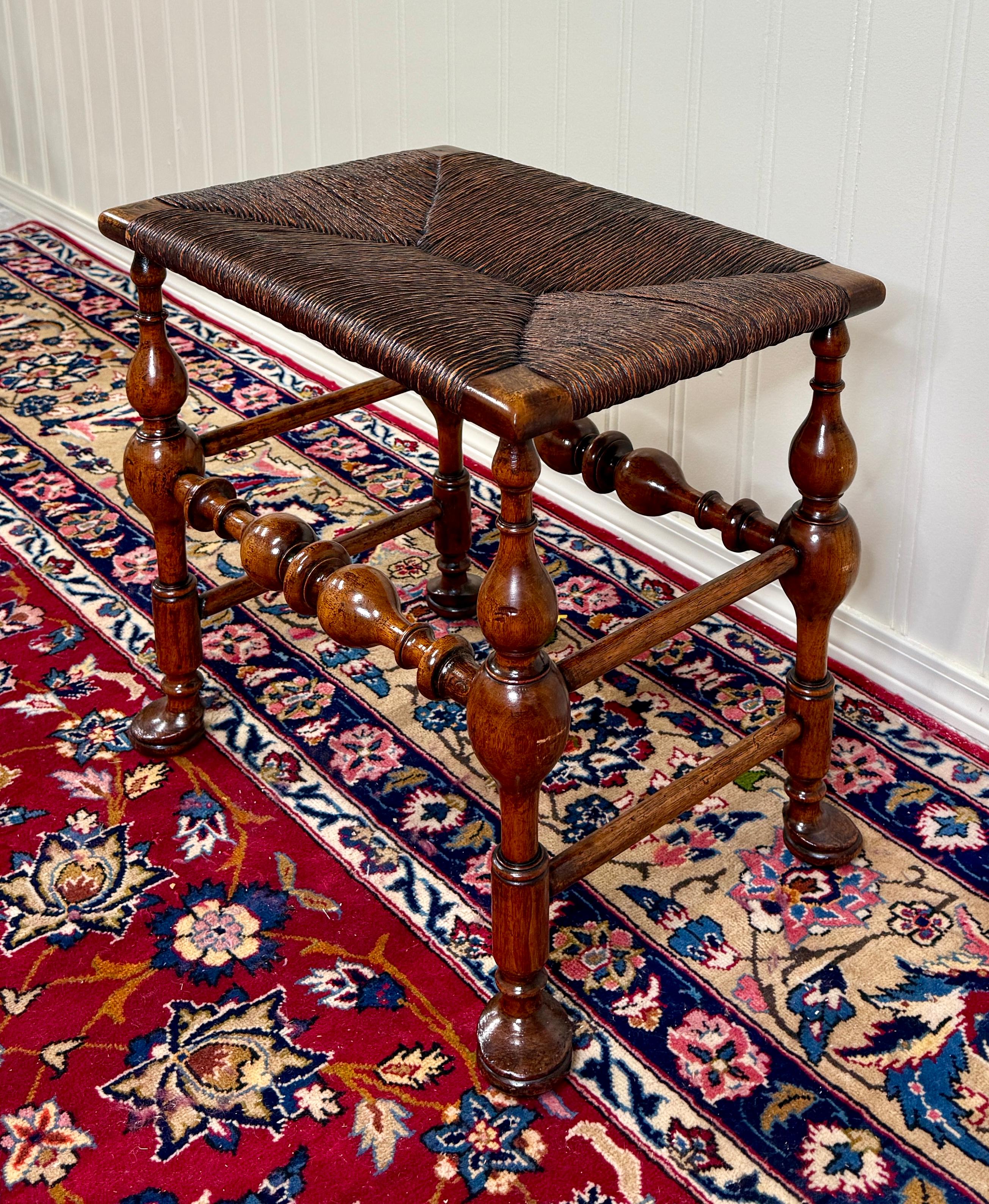 Antiguo Taburete inglés de asiento de junco Taburete de unión Pata torneada Roble tallado c. Años 30 en venta 9