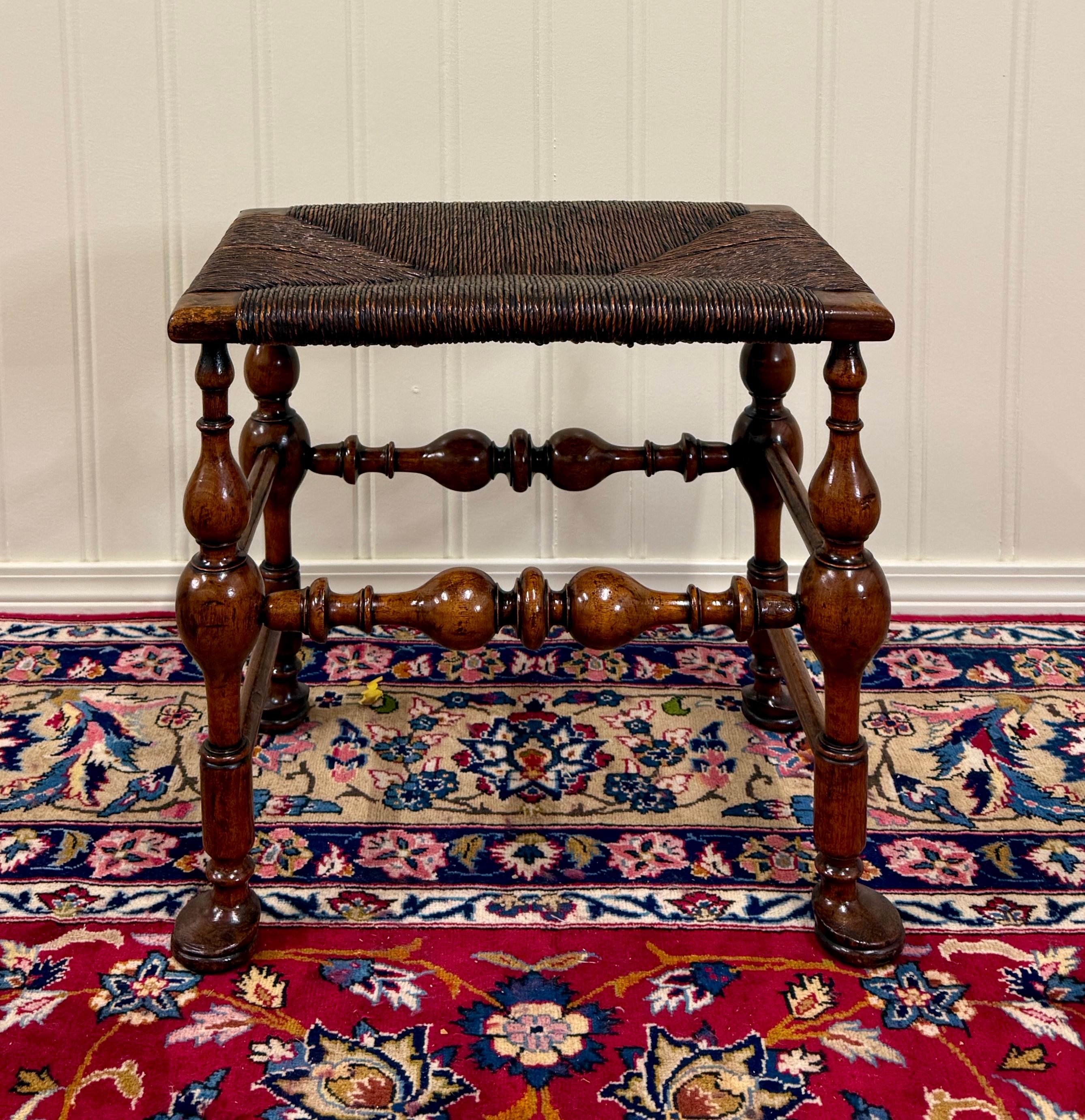 ENCANTADOR Antiguo taburete inglés de roble tallado con asiento de junco Banco reposapiés c. 1930

Estilo clásico británico con patas torneadas y asiento de junco~~Una pieza de decoración imprescindible

20
