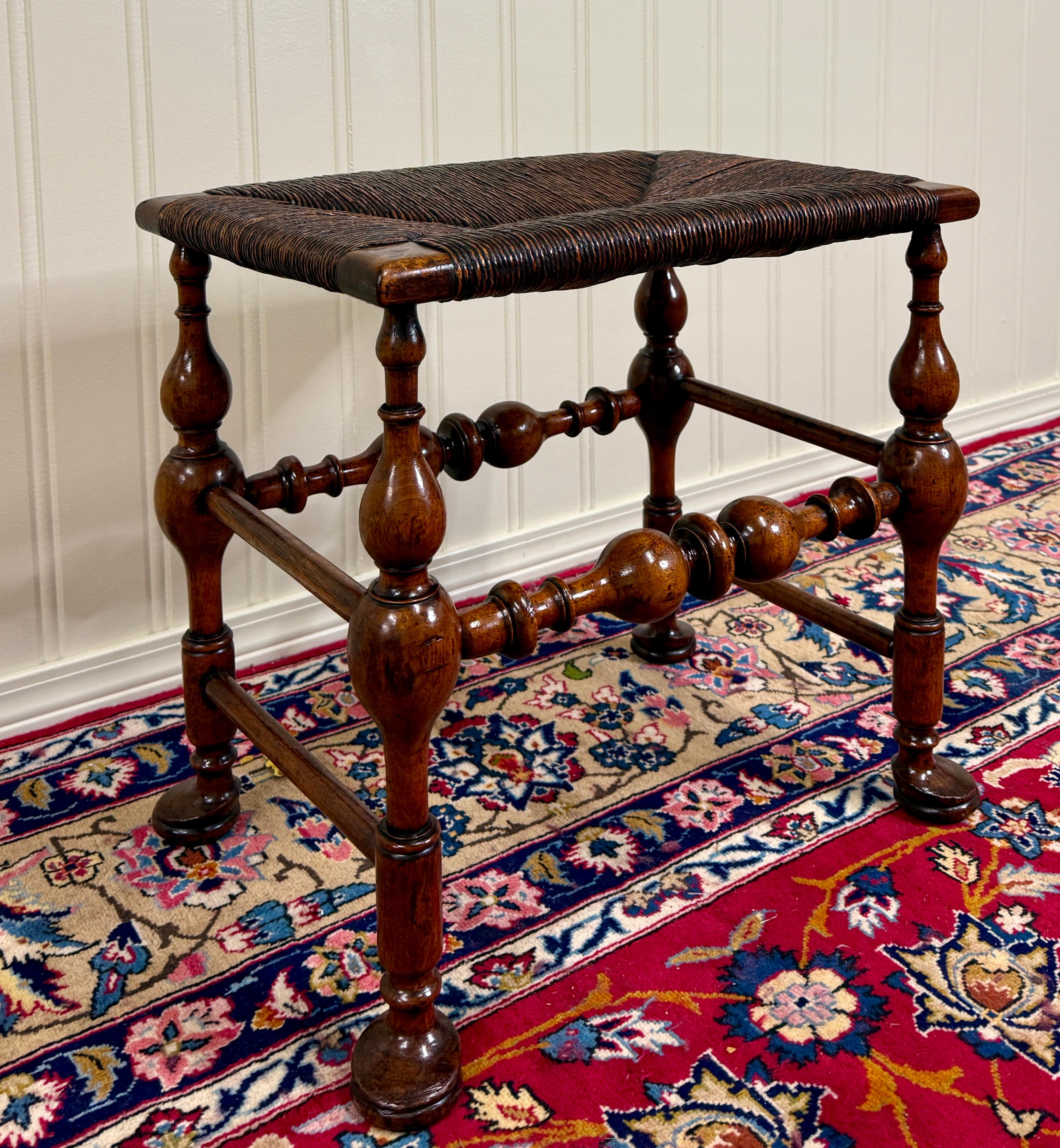 Antiguo Taburete inglés de asiento de junco Taburete de unión Pata torneada Roble tallado c. Años 30 en Bueno estado para la venta en Tyler, TX