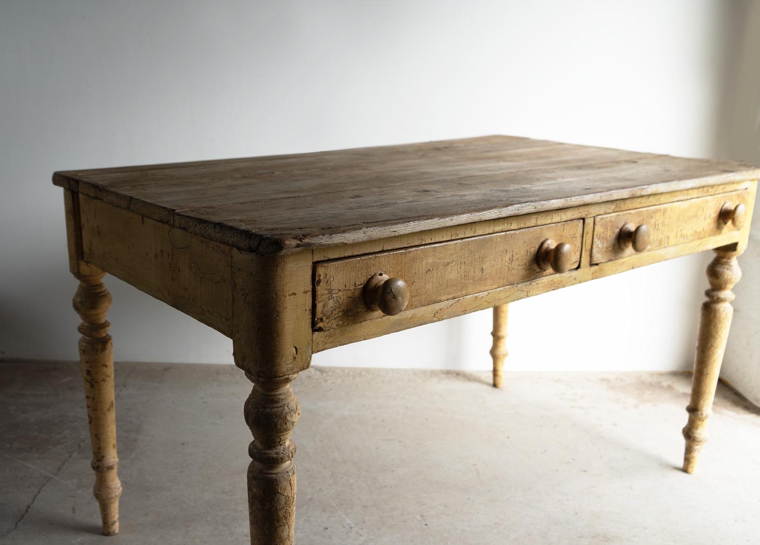 Antique English Rustic Farmhouse Painted Pine Kitchen Dining Table, 19th Century en venta 3
