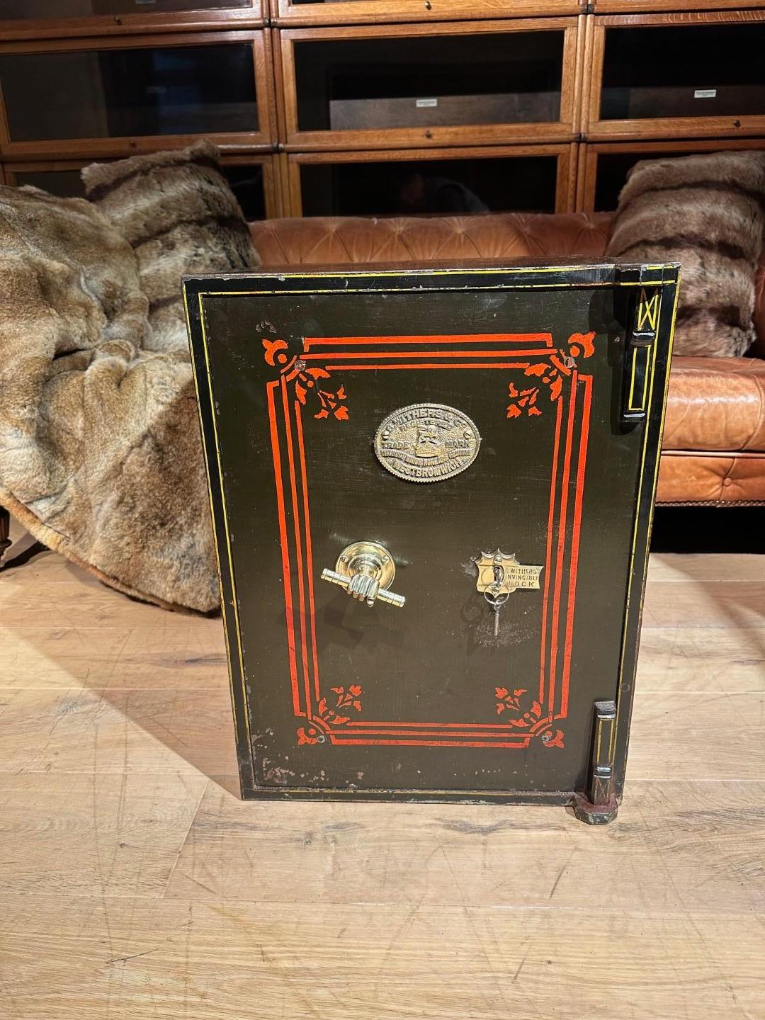 Antica cassaforte inglese con cassetto interno in buone condizioni e completamente originale. Funzionante e con chiavi originali. anche per il cassetto all'interno. È molto particolare che entrambe le chiavi siano quelle originali.

Origine: