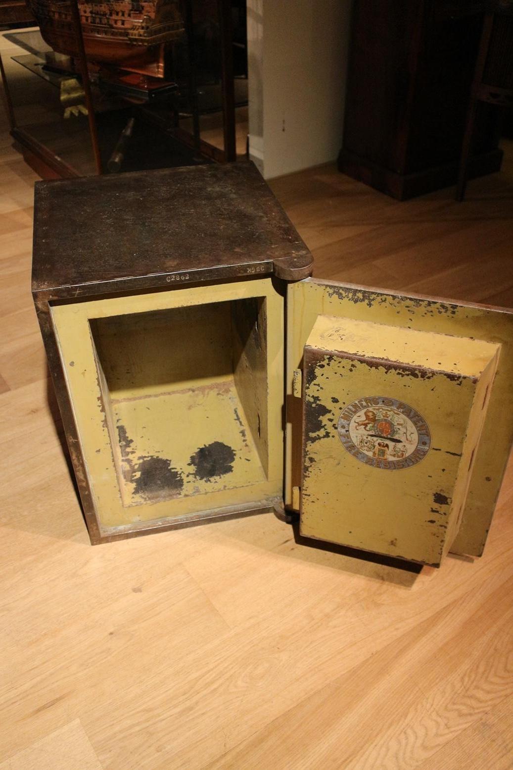 Antique English Safe from Milners In Good Condition In Eindhoven, NL