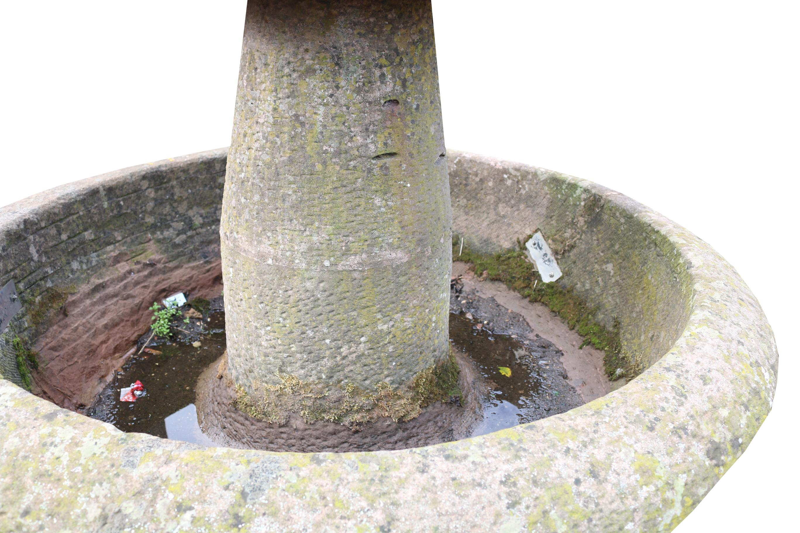 Caractéristique d'eau de jardin anglaise ancienne en grès Bon état - En vente à Wormelow, Herefordshire