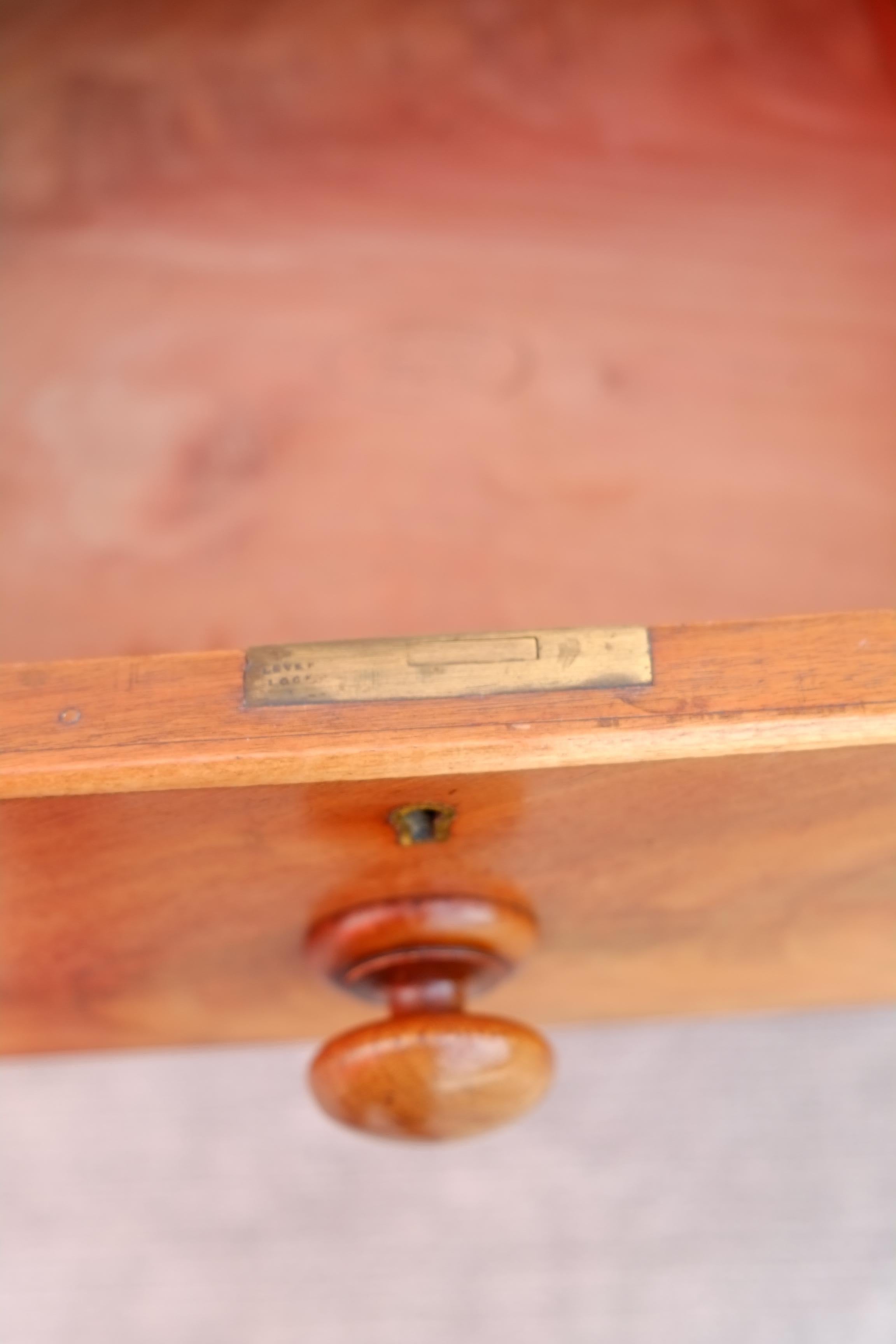 Antico comò inglese in legno di raso con piedini a conchiglia in vendita 3