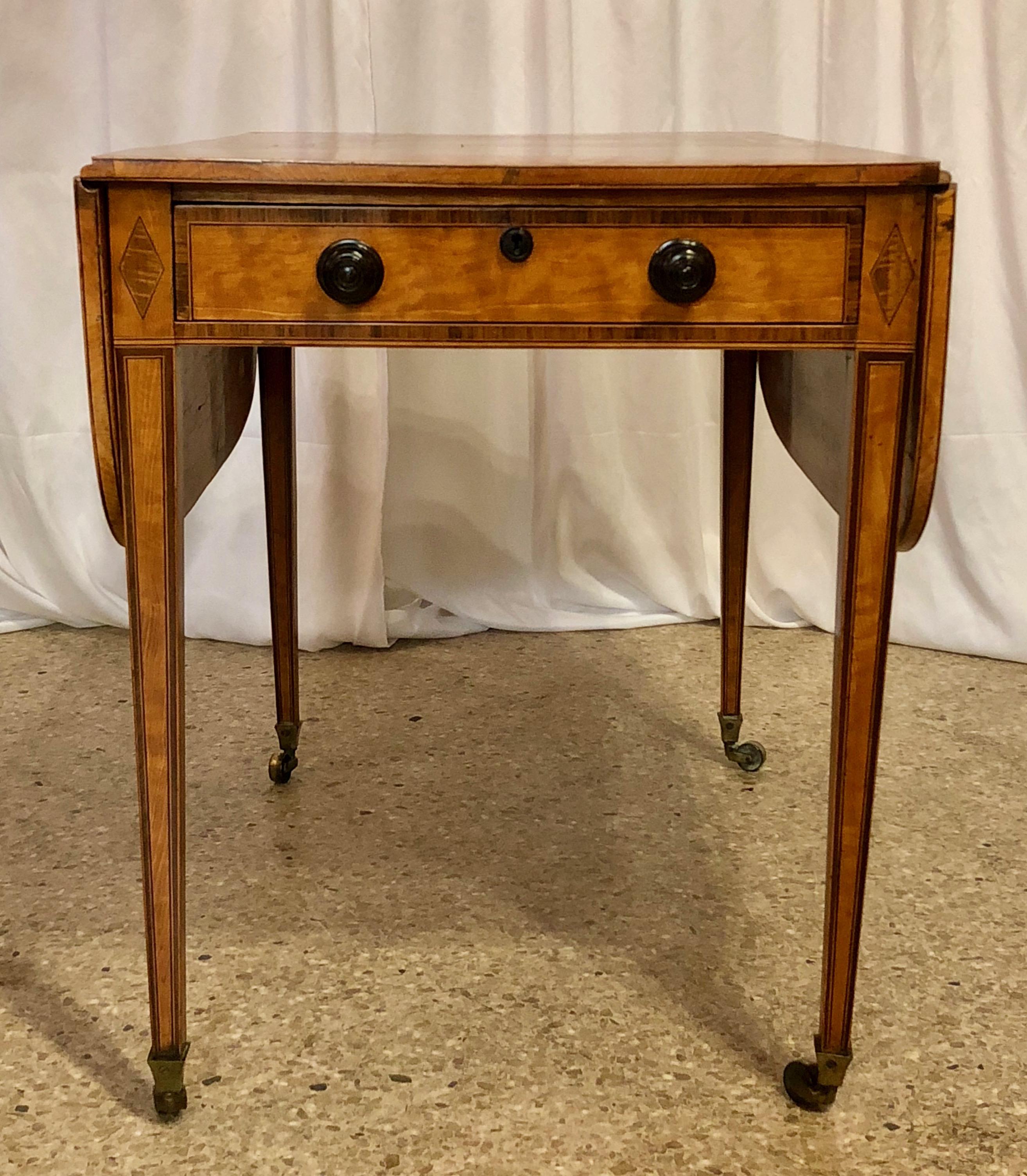 Antique English Satinwood Drop Leaf Table, circa 1810-1820 In Good Condition For Sale In New Orleans, LA