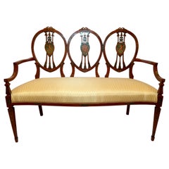 Antiguo sofá inglés de madera satinada, circa 1895-1910
