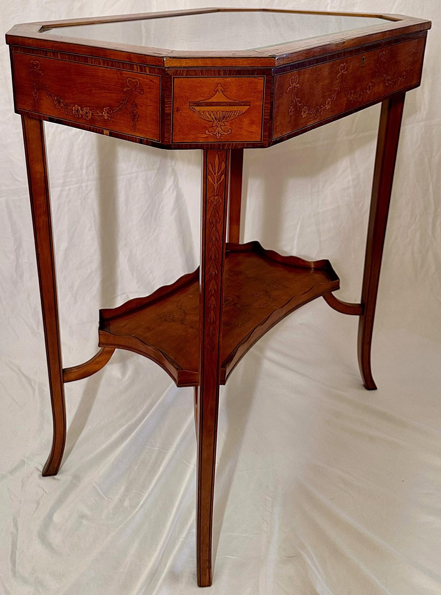 Antique English Satinwood Tabletop Vitrine, Circa 1880. en vente 5