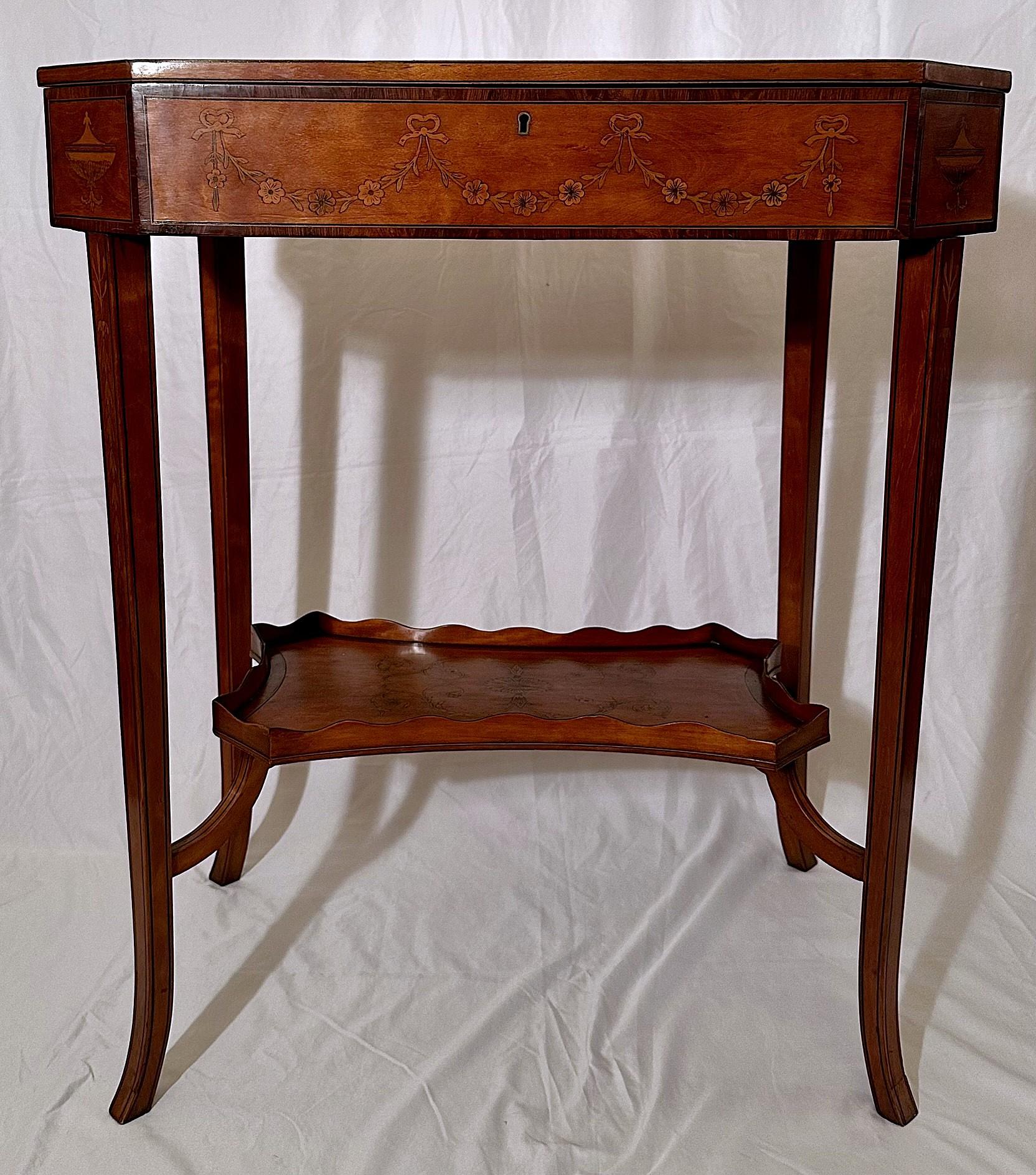 Antique English Satinwood Tabletop Vitrine, Circa 1880. Bon état - En vente à New Orleans, LA