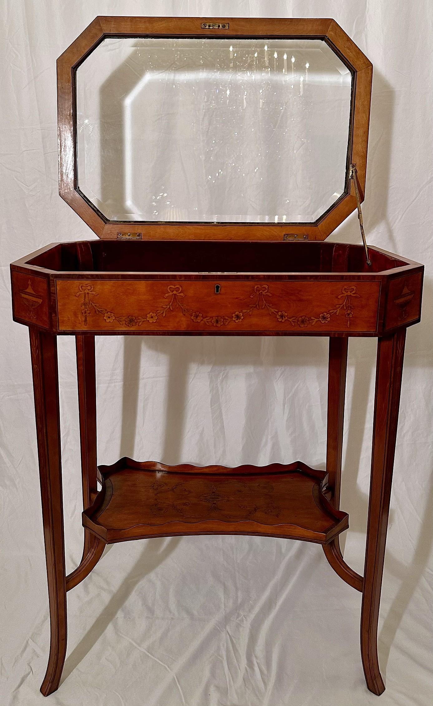 XIXe siècle Antique English Satinwood Tabletop Vitrine, Circa 1880. en vente