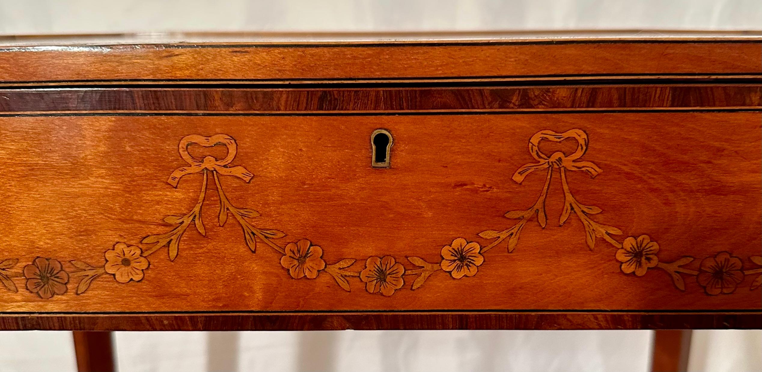 Antique English Satinwood Tabletop Vitrine, Circa 1880. en vente 2
