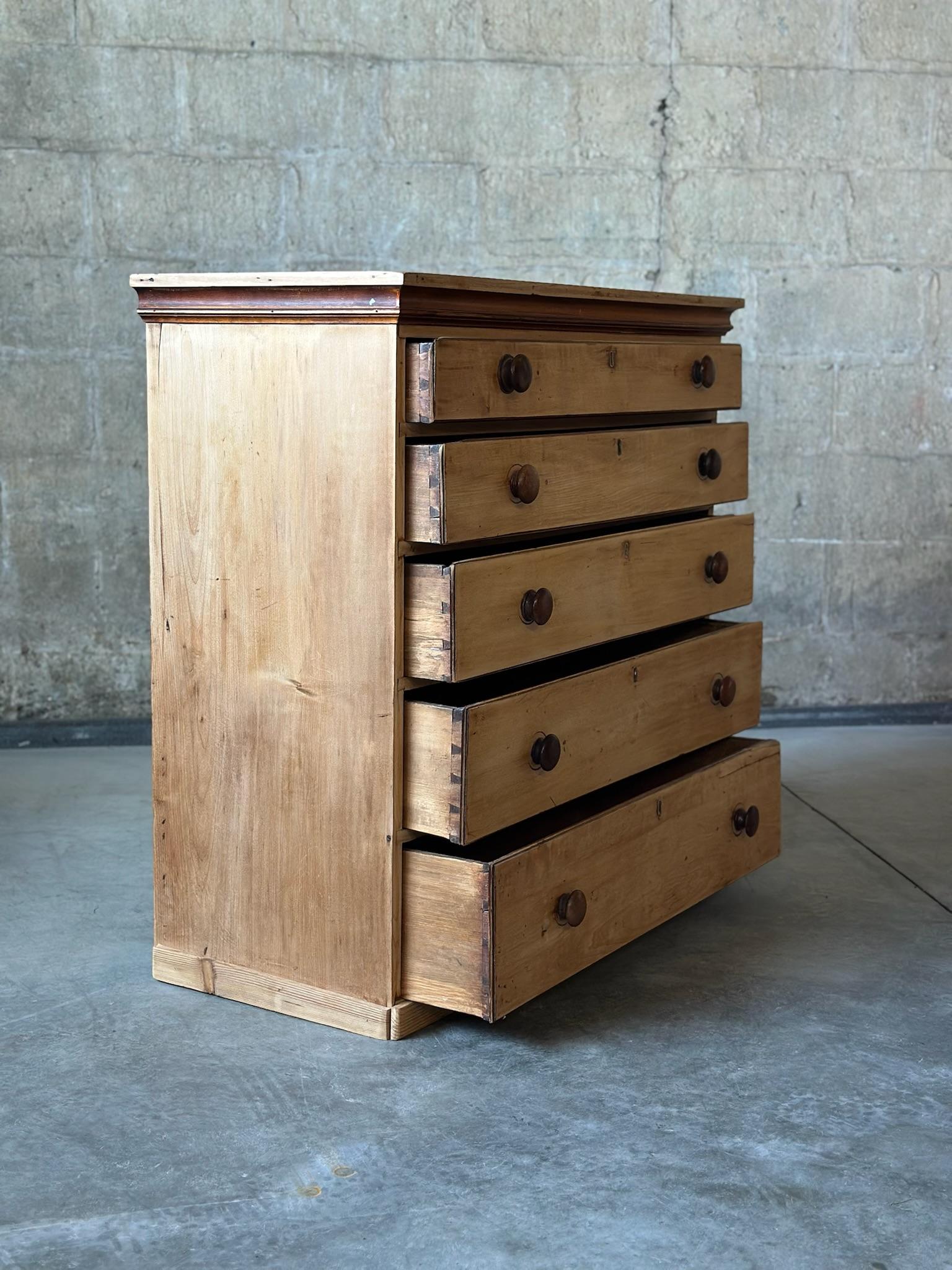 Ancienne commode anglaise en pin frotté en vente 3