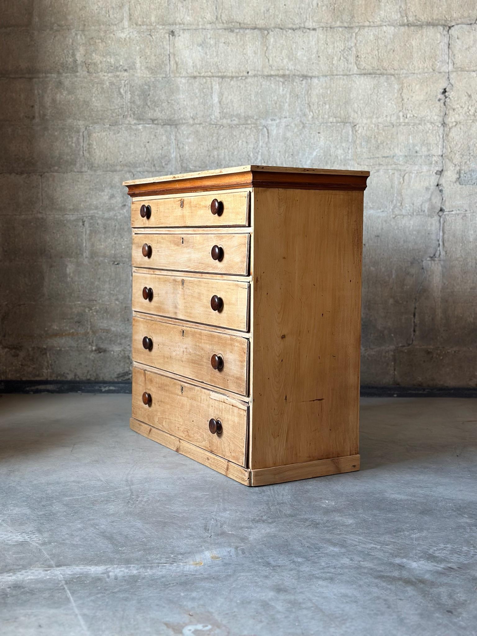 Anglais Ancienne commode anglaise en pin frotté en vente