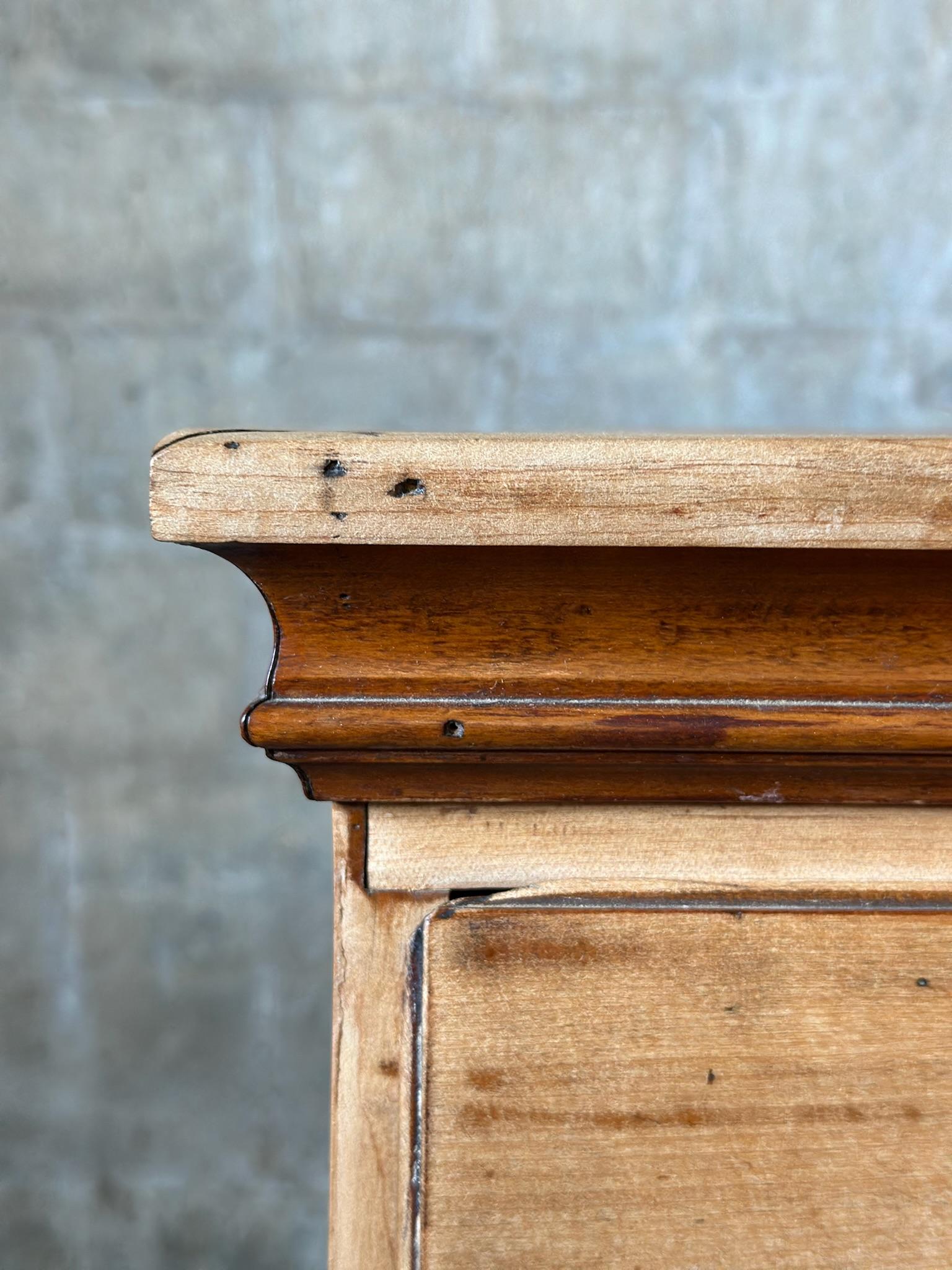 Pin Ancienne commode anglaise en pin frotté en vente
