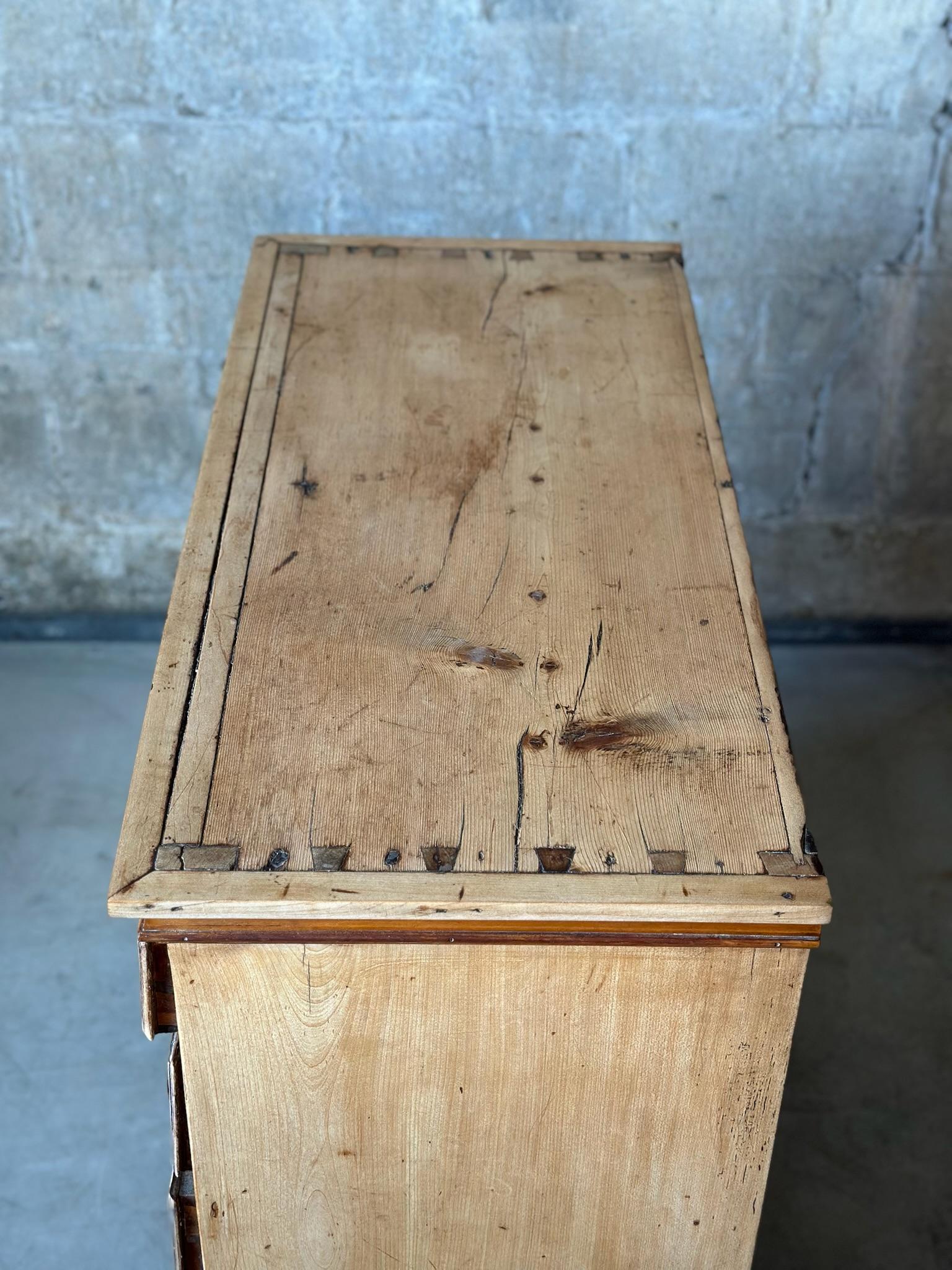 Ancienne commode anglaise en pin frotté en vente 2