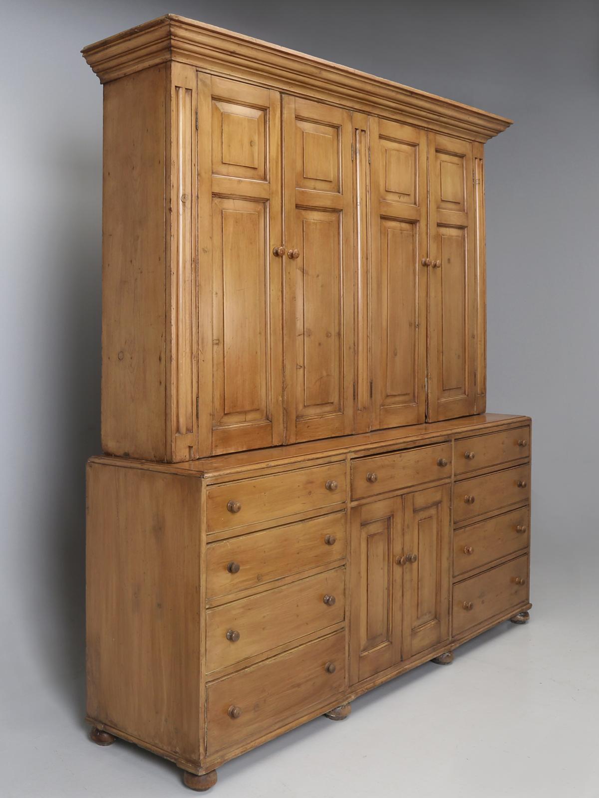 When I think about the last time, we could offer an antique English scrubbed pine housekeepers’ cupboard it’s more than 15 years ago. These beautiful scrubbed English pine cabinets or pine cupboards are about as common as hens’ teeth. This is
