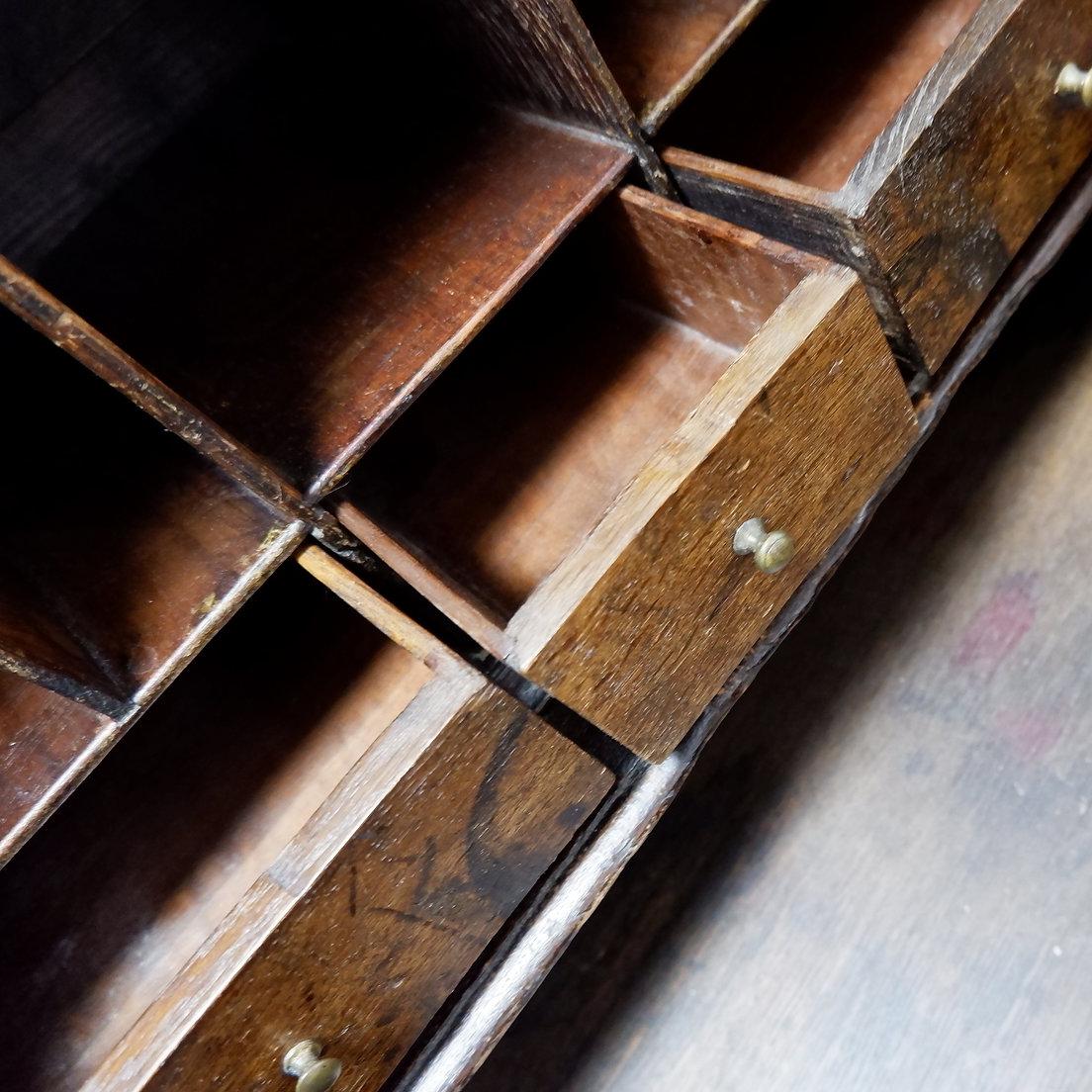 Antiker englischer Sekretär, 18. Jahrhundert im Angebot 9