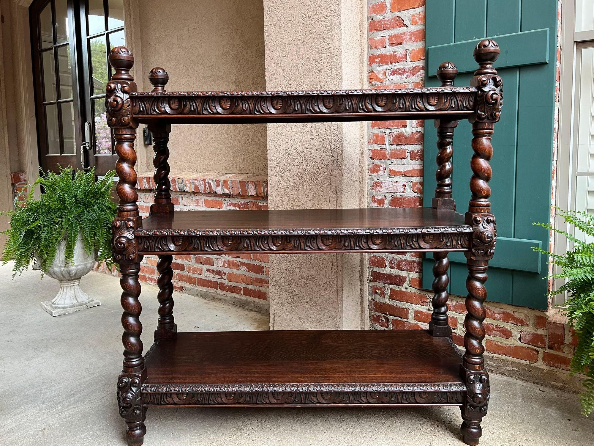 Antica credenza inglese Barley Twist intagliata in Oak Renaissance Dumbwaiter.

Direttamente dall'Inghilterra, un favoloso server o montavivande antico, piuttosto grande e maestoso, alto più di 4 piedi e lungo 4 piedi, con infinite possibilità e