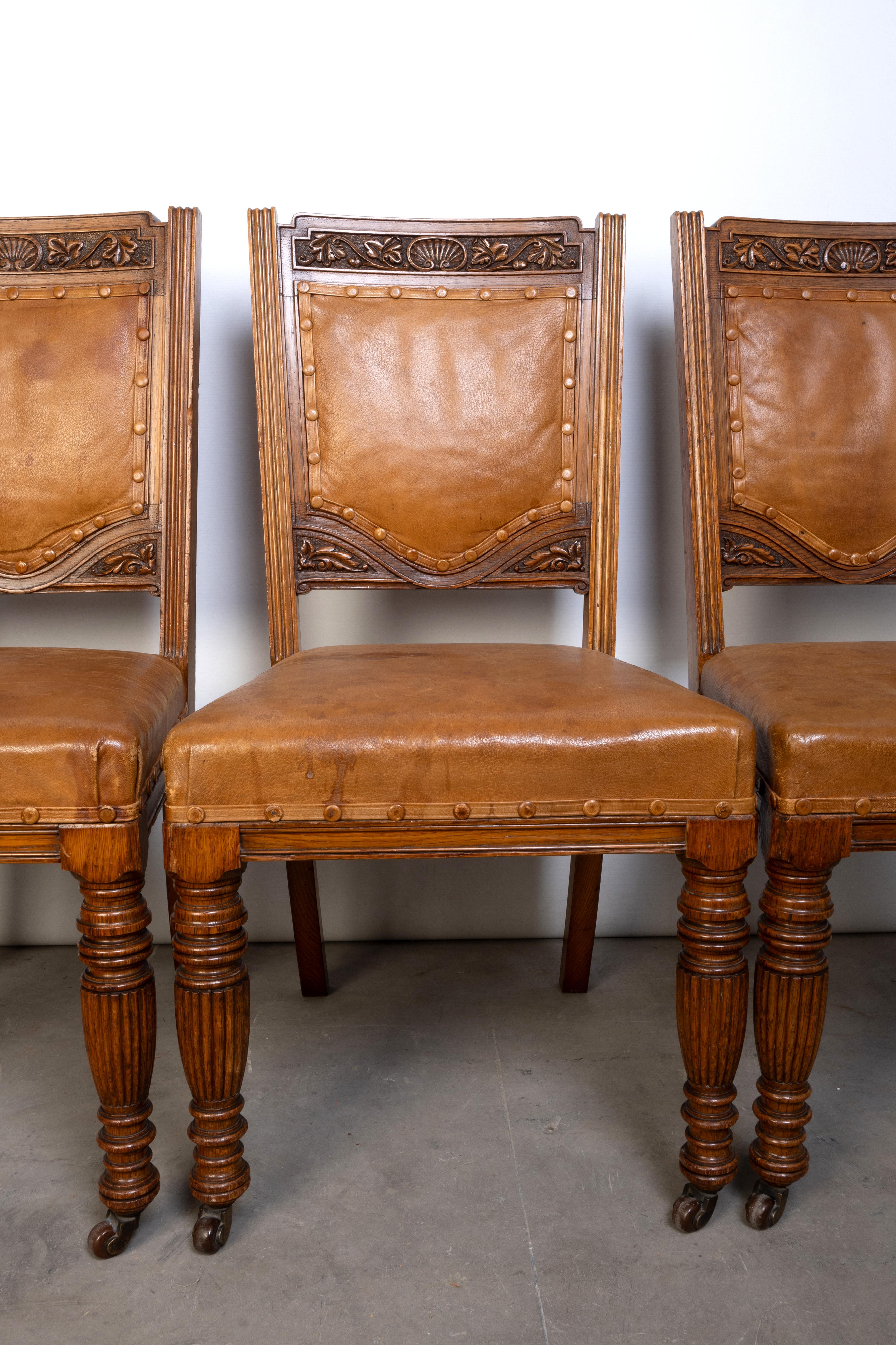 Cuir Ensemble anglais ancien de six chaises de salle à manger de style néo-élisabéthain par Robson & Sons en vente