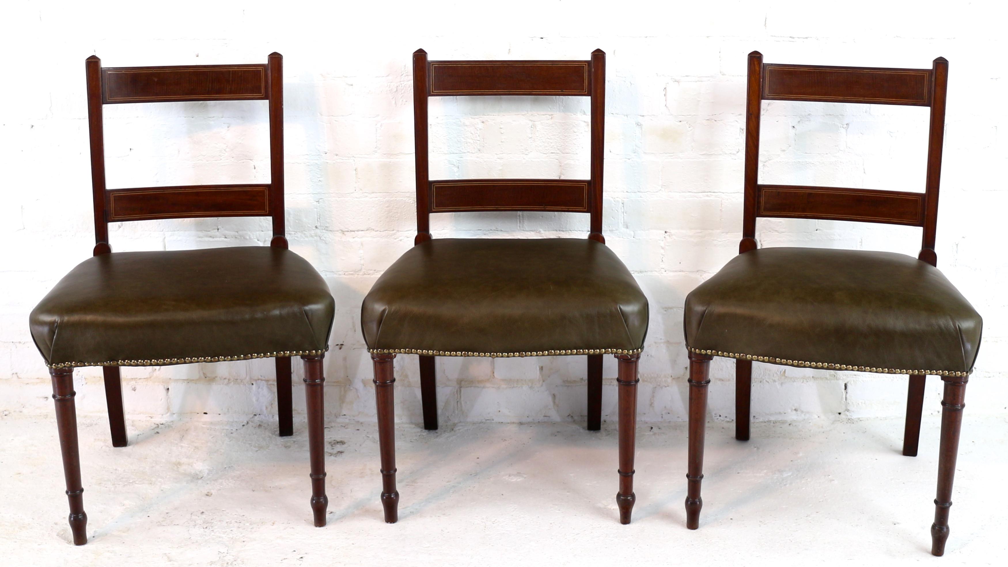 Antique English Set of Twelve George III Mahogany & Inlaid Dining Chairs In Good Condition For Sale In Glasgow, GB