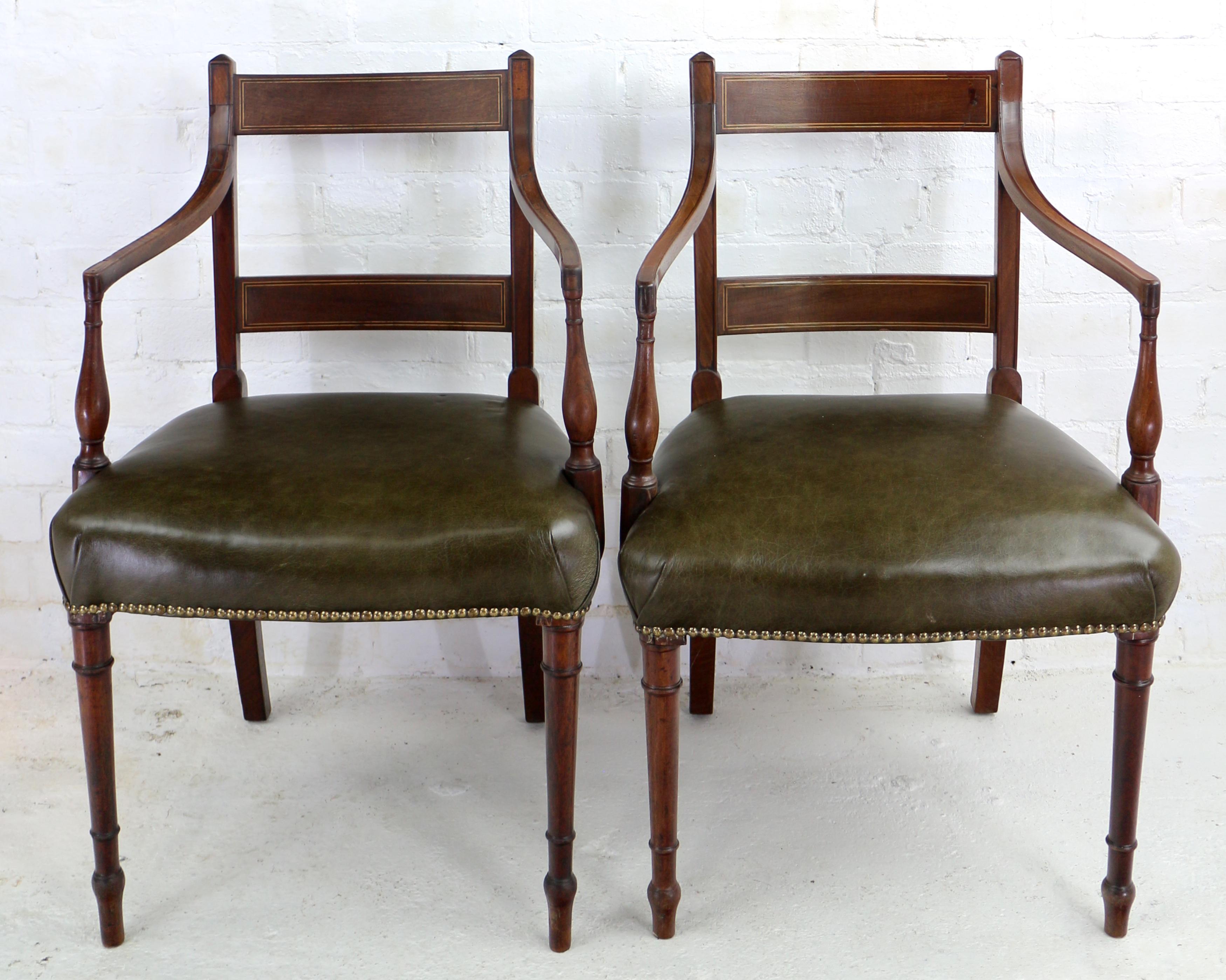 Cuir Ensemble anglais ancien de douze chaises de salle à manger George III en acajou incrusté en vente