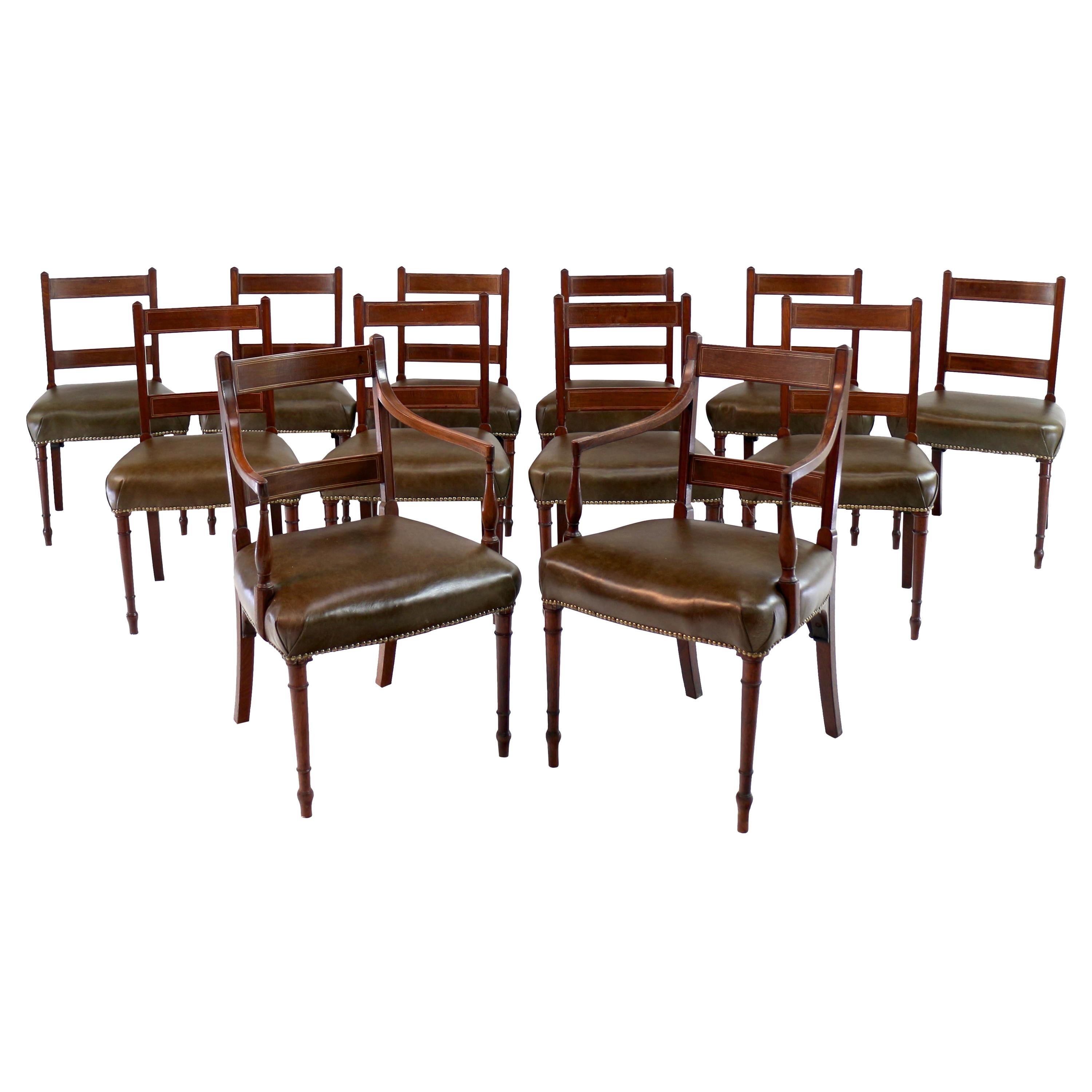 Ensemble anglais ancien de douze chaises de salle à manger George III en acajou incrusté en vente