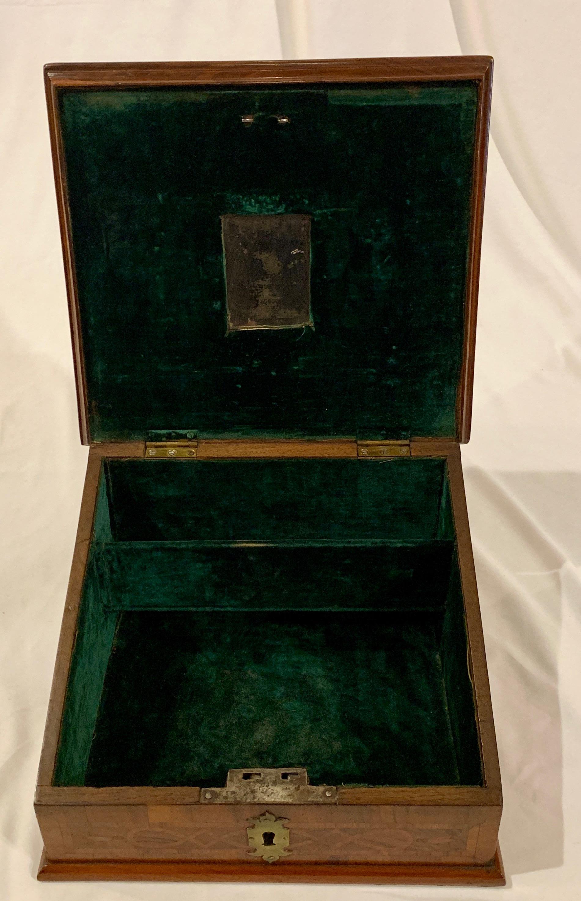 Antikes englisches Nähkästchen oder Jewell Box, ca. 1850-1860 im Zustand „Gut“ im Angebot in New Orleans, LA