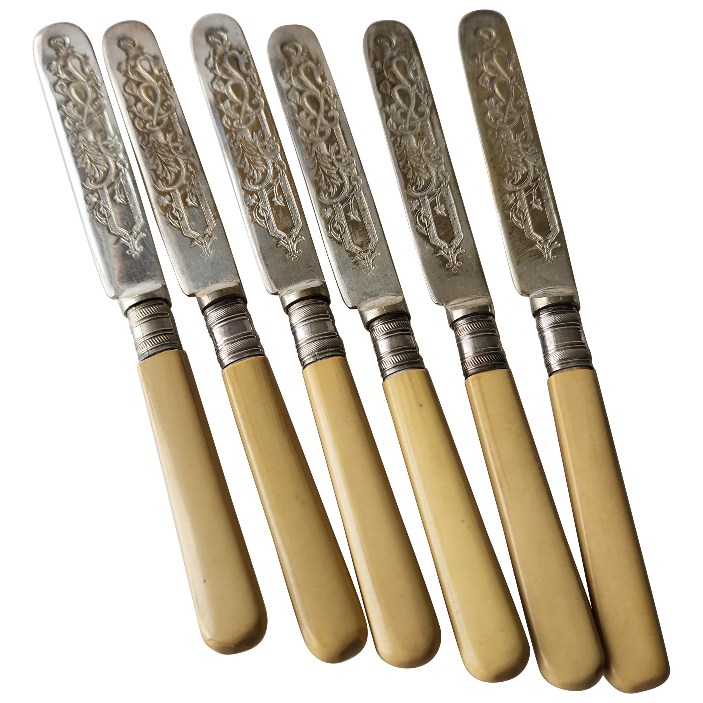 
Antike englische Sheffield EPNS A1 Silberplatte Sechs Buttermesser Dekorative Muster & Faux Bone
Am Halsband gestempelt EPNS A1
Tee-Käse-Butter-Messer
etwa 8 x 0,63 x 0,2
Originaler antiker Vintage-Zustand. Aus Vorbesitz und unrestauriert.
Bitte