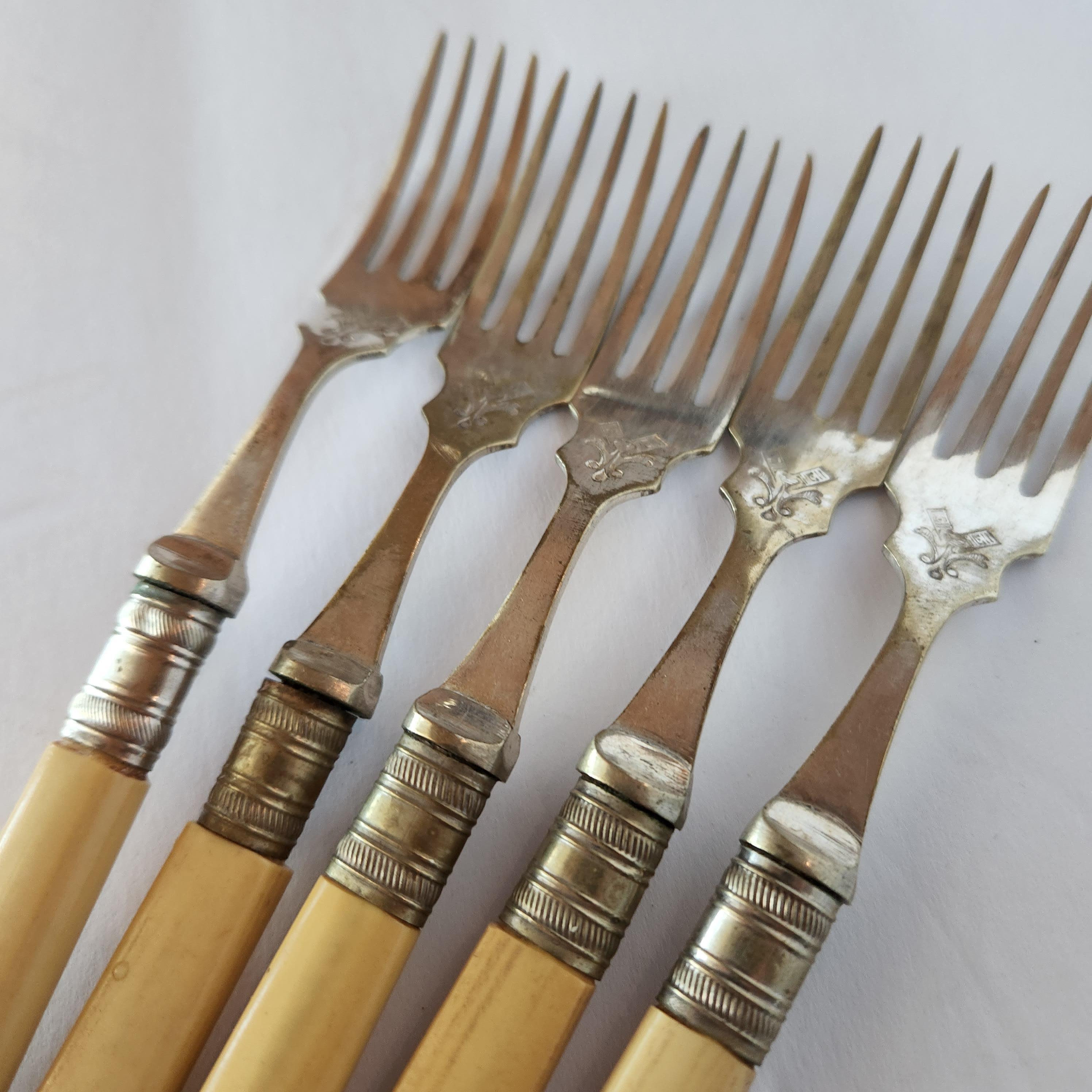 Antique English Sheffield EPNS A1 Silverplate Five Dainty Forks Floral Design In Good Condition For Sale In Chula Vista, CA