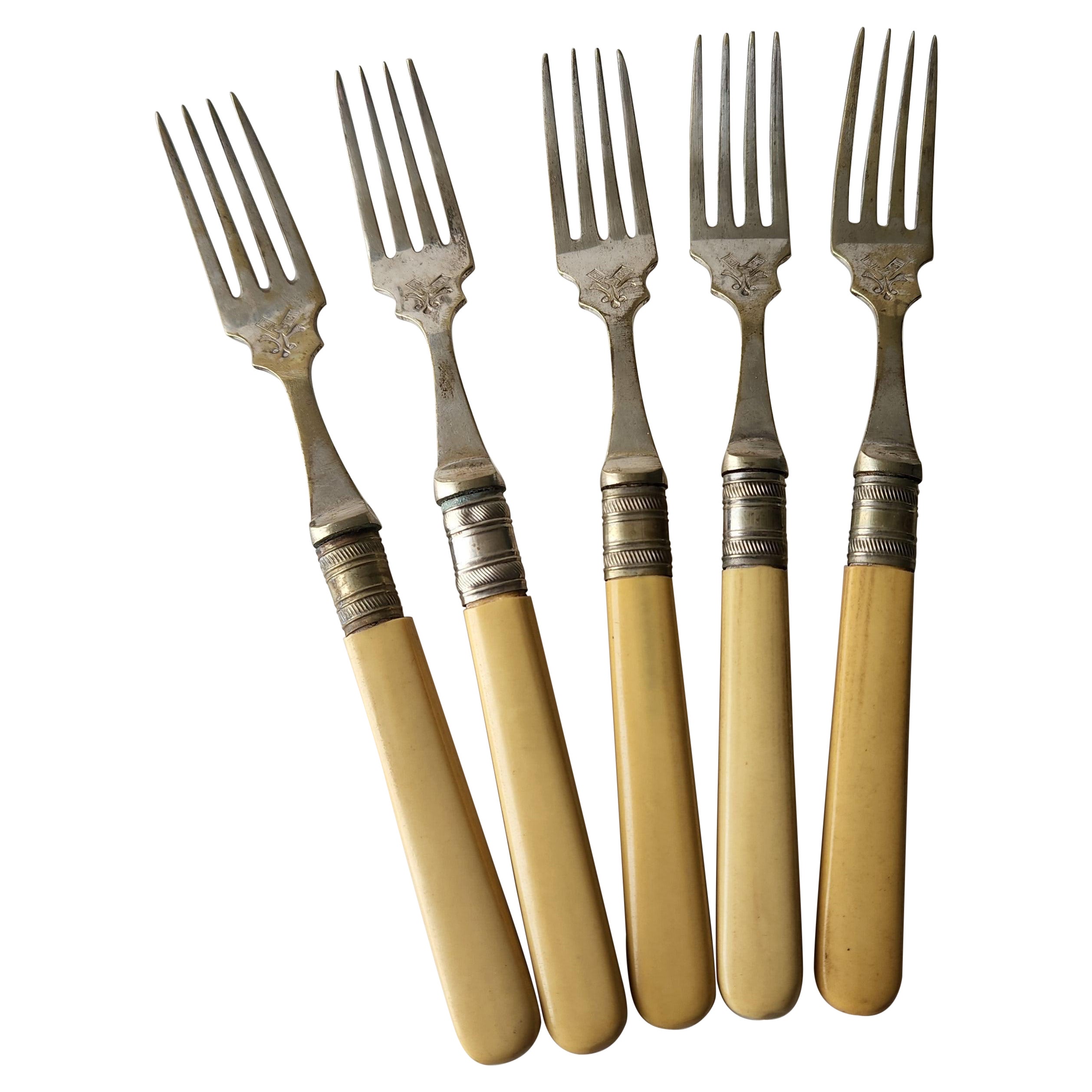 
Antique English Sheffield EPNS A1 Silverplate Five Forks Floral Design
Silver plate with faux bone handle. Difficult to see hallmarks.
approximately 7 x .75 x 0.2
Preowned antique used vintage condition unrestored.
Please review images provided.