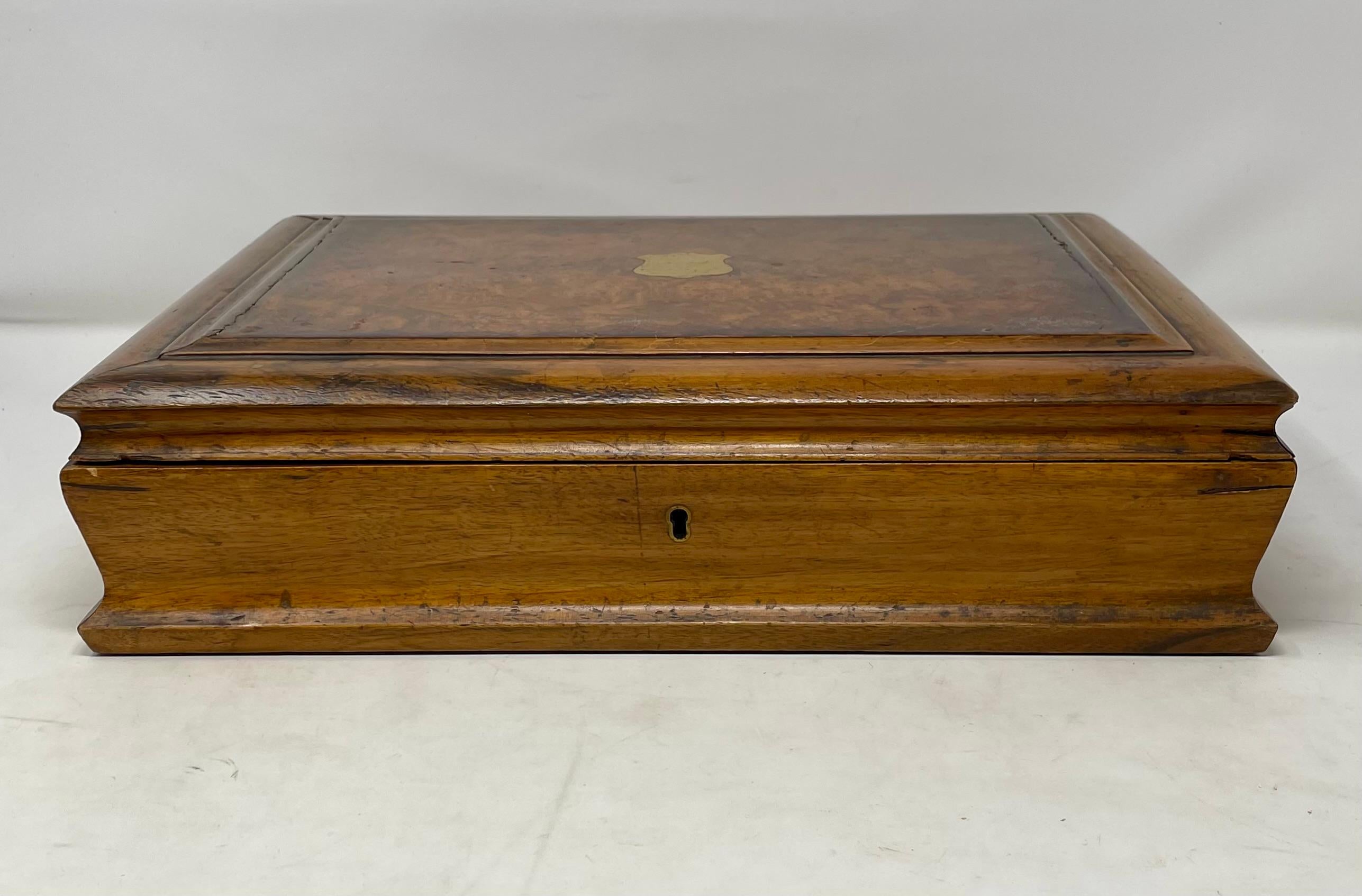 Antico servizio da 36 pezzi di Sheffield Silver Plate per valigetta da 18 pollici, circa 1880-1890.

Aperto: 11 3/4