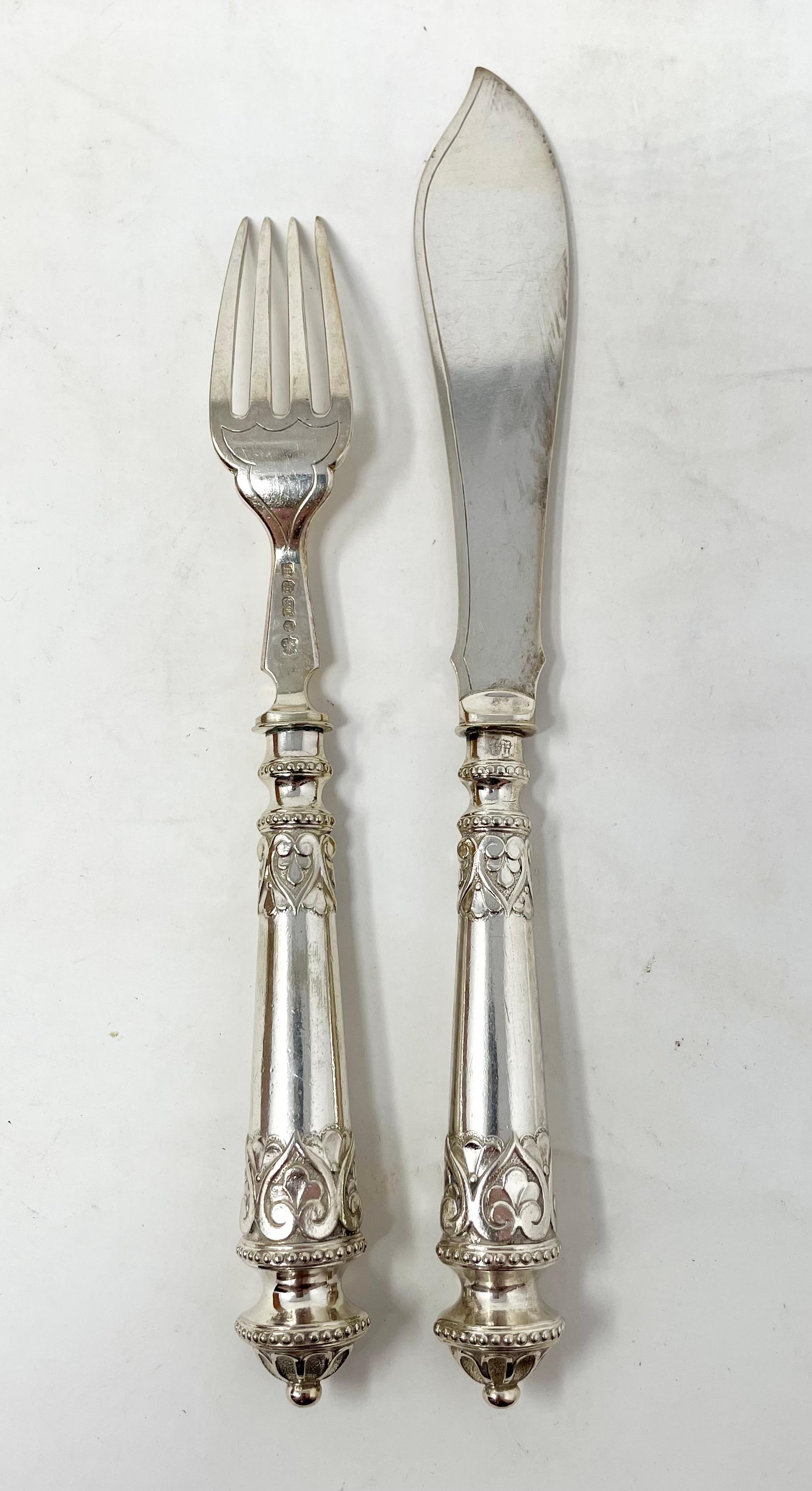 Antico servizio di pesce inglese in argento Sheffield a 36 pezzi in una valigetta chiusa Circa 1880 in vendita 3