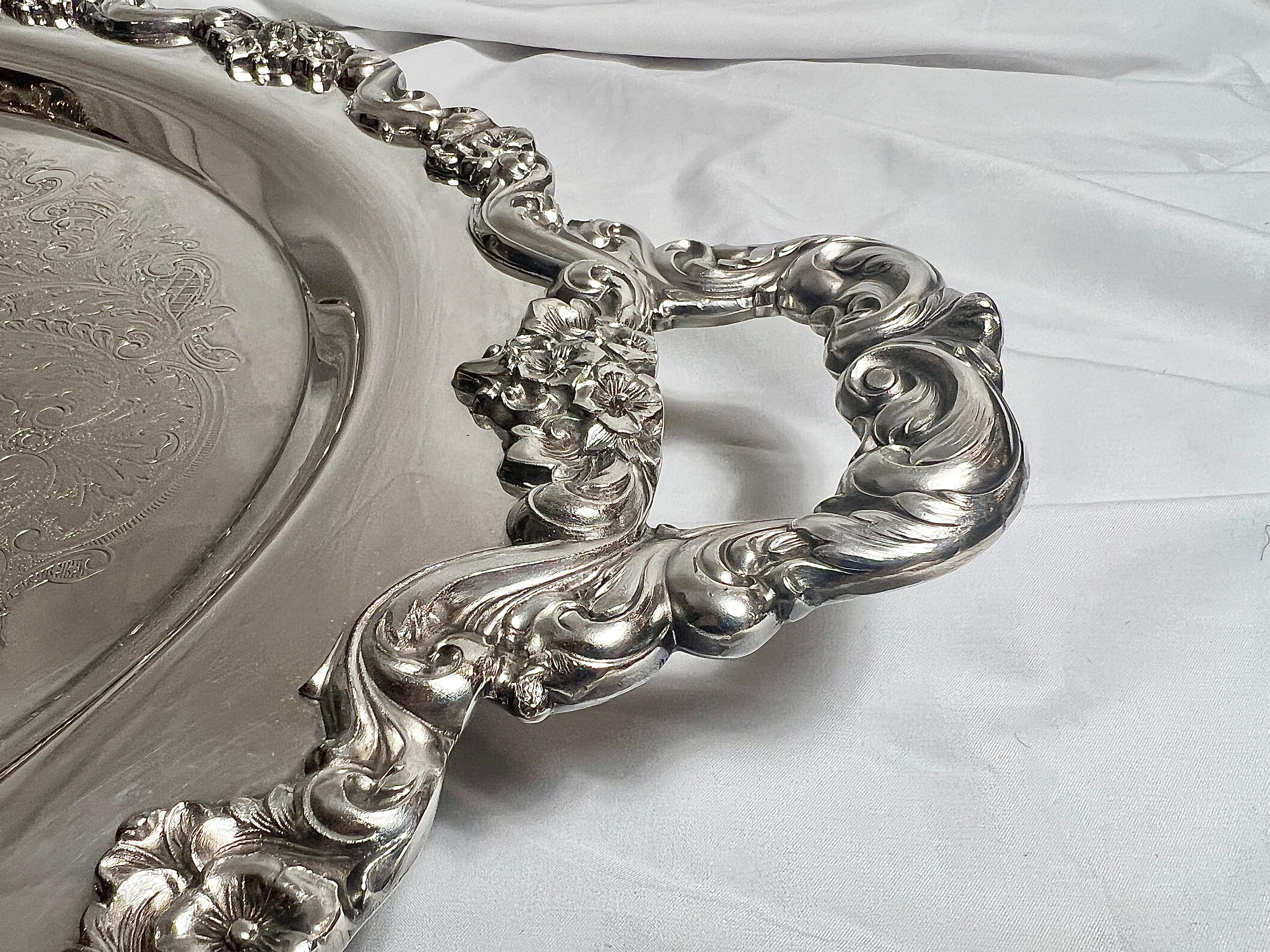 Bandeja con pie de plata inglesa antigua de Sheffield con borde de rosas, circa 1890. en Bueno estado para la venta en New Orleans, LA