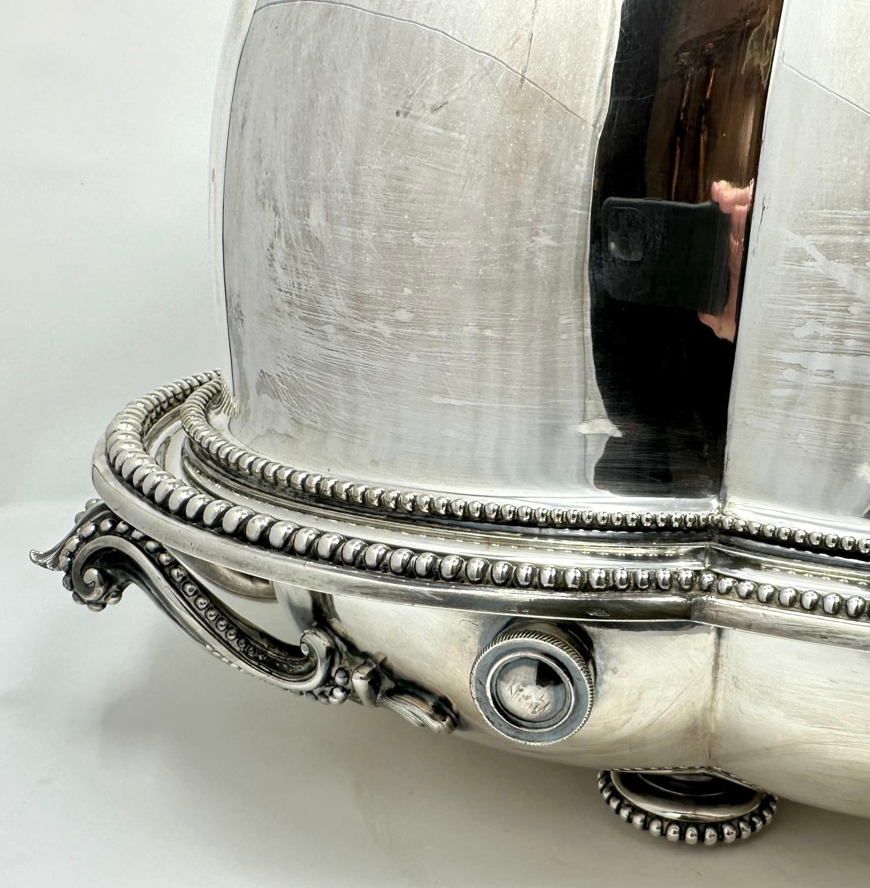 Cúpula para Carne de Plata Inglesa Sheffield Antigua de Gran Tamaño con Bandeja para Agua Caliente, Circa 1910-1920.