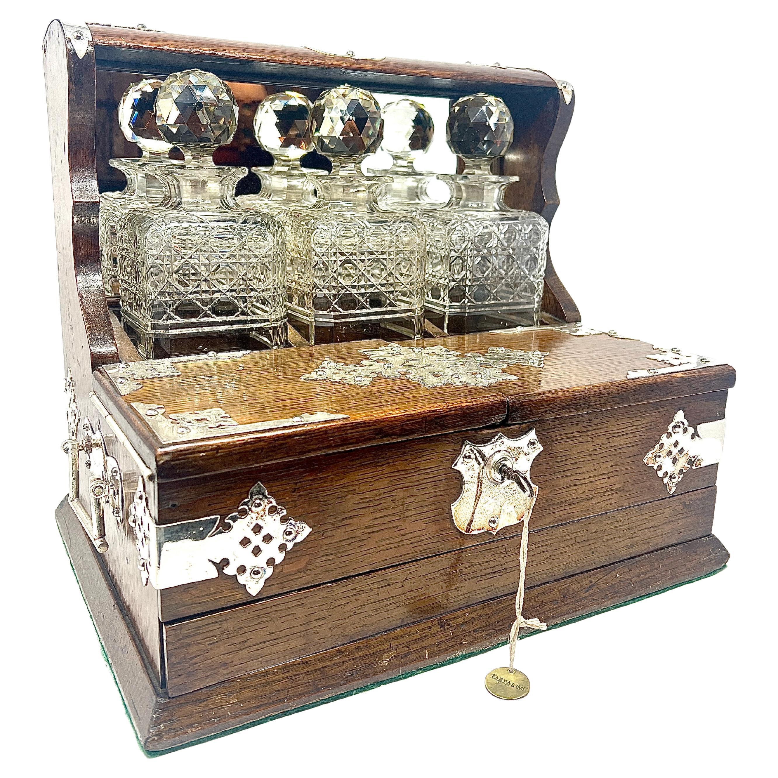 Antike englische Sheffield Silber montiert goldene Eiche & Kristall Spiele Box Tantalus im Zustand „Gut“ im Angebot in New Orleans, LA