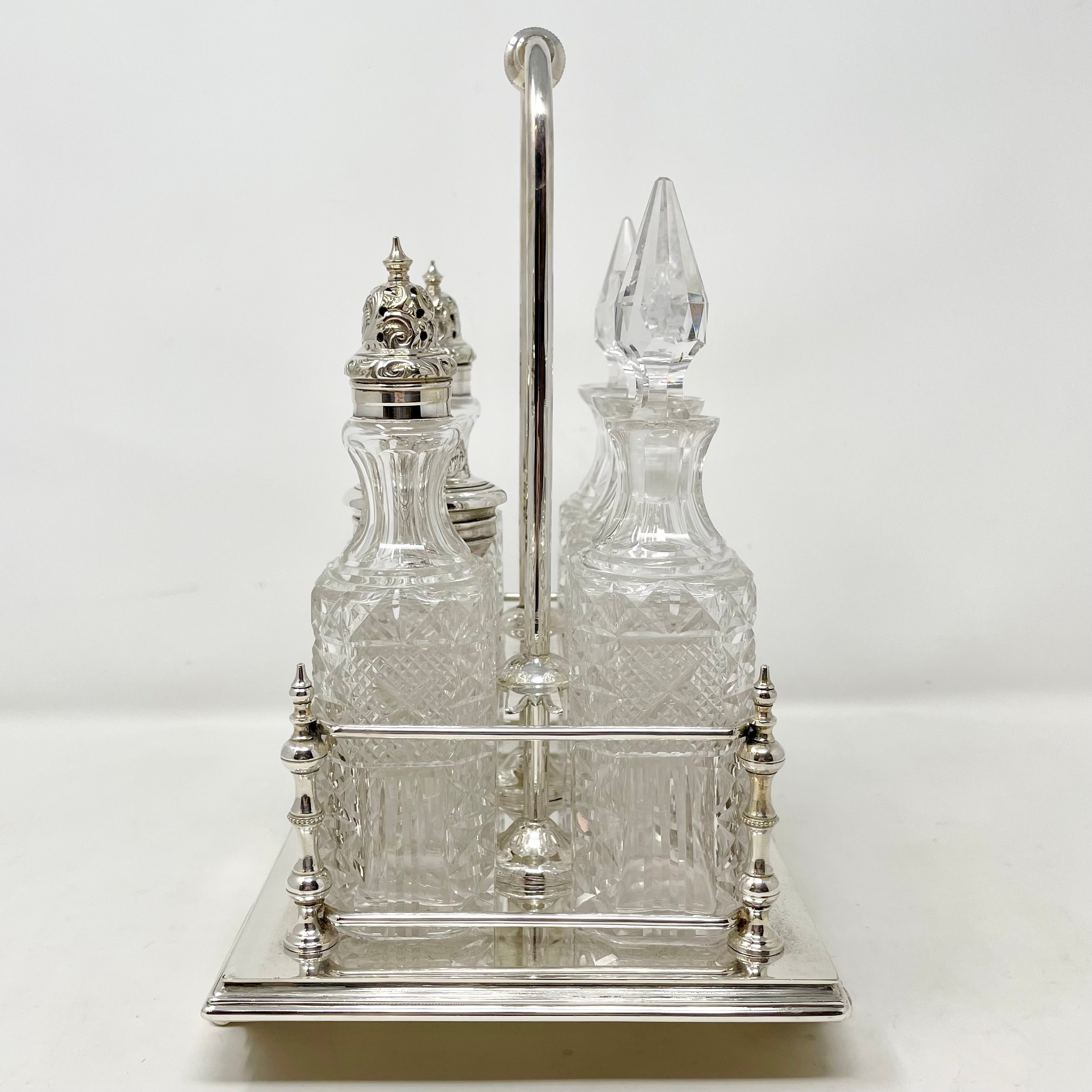 Inglese Antico set di ampolle a 6 bottiglie in argento e cristallo Sheffield, circa 1880 in vendita