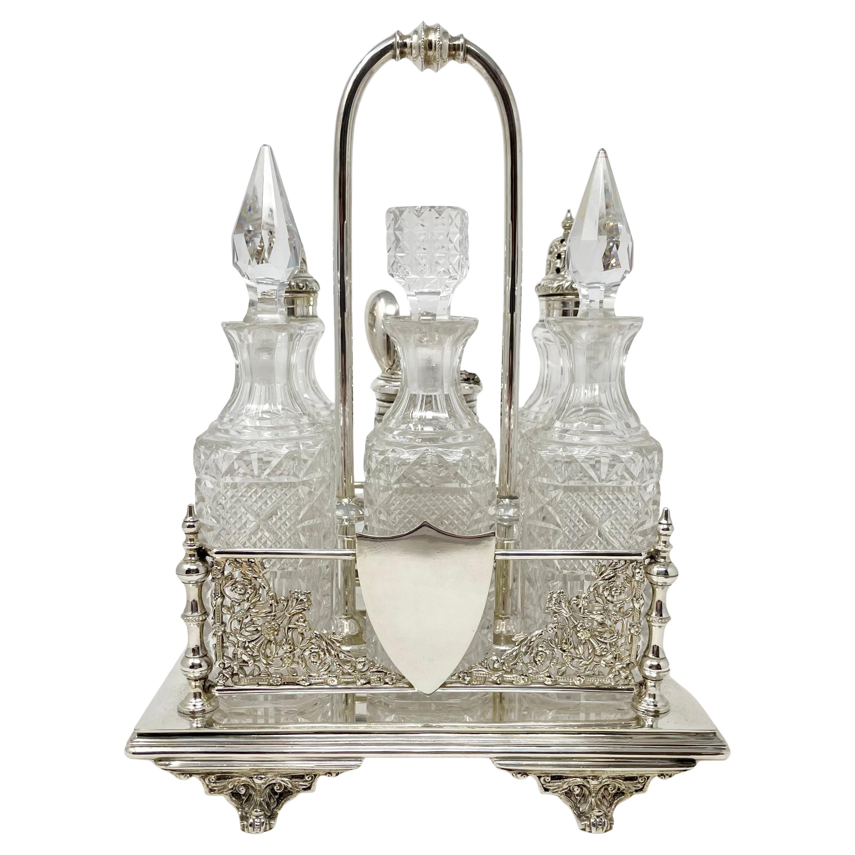 Antico set di ampolle a 6 bottiglie in argento e cristallo Sheffield, circa 1880 In condizioni buone in vendita a New Orleans, LA