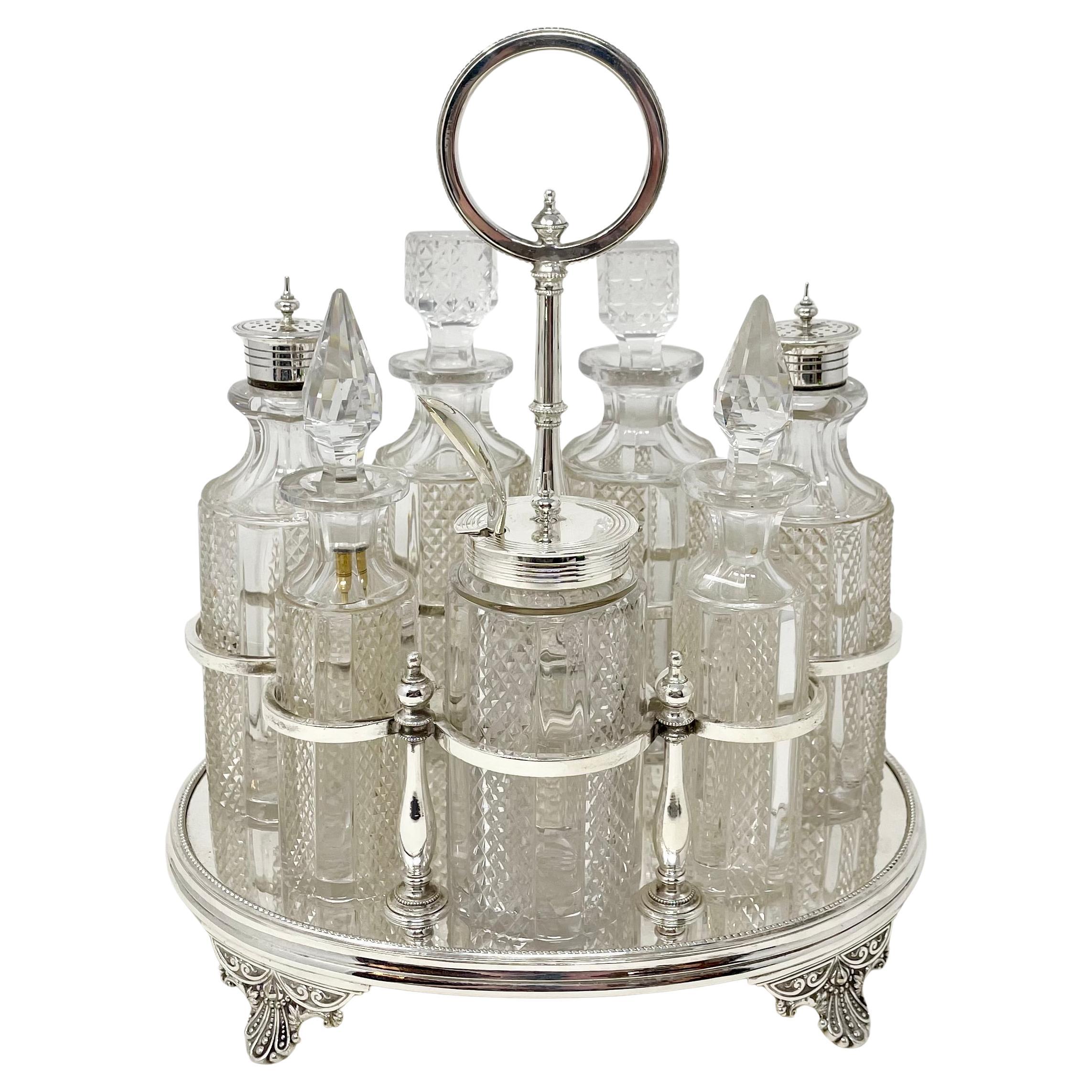 Inglese Antico set di ampolle a 6 bottiglie in argento e cristallo di Sheffield, circa 1880. in vendita