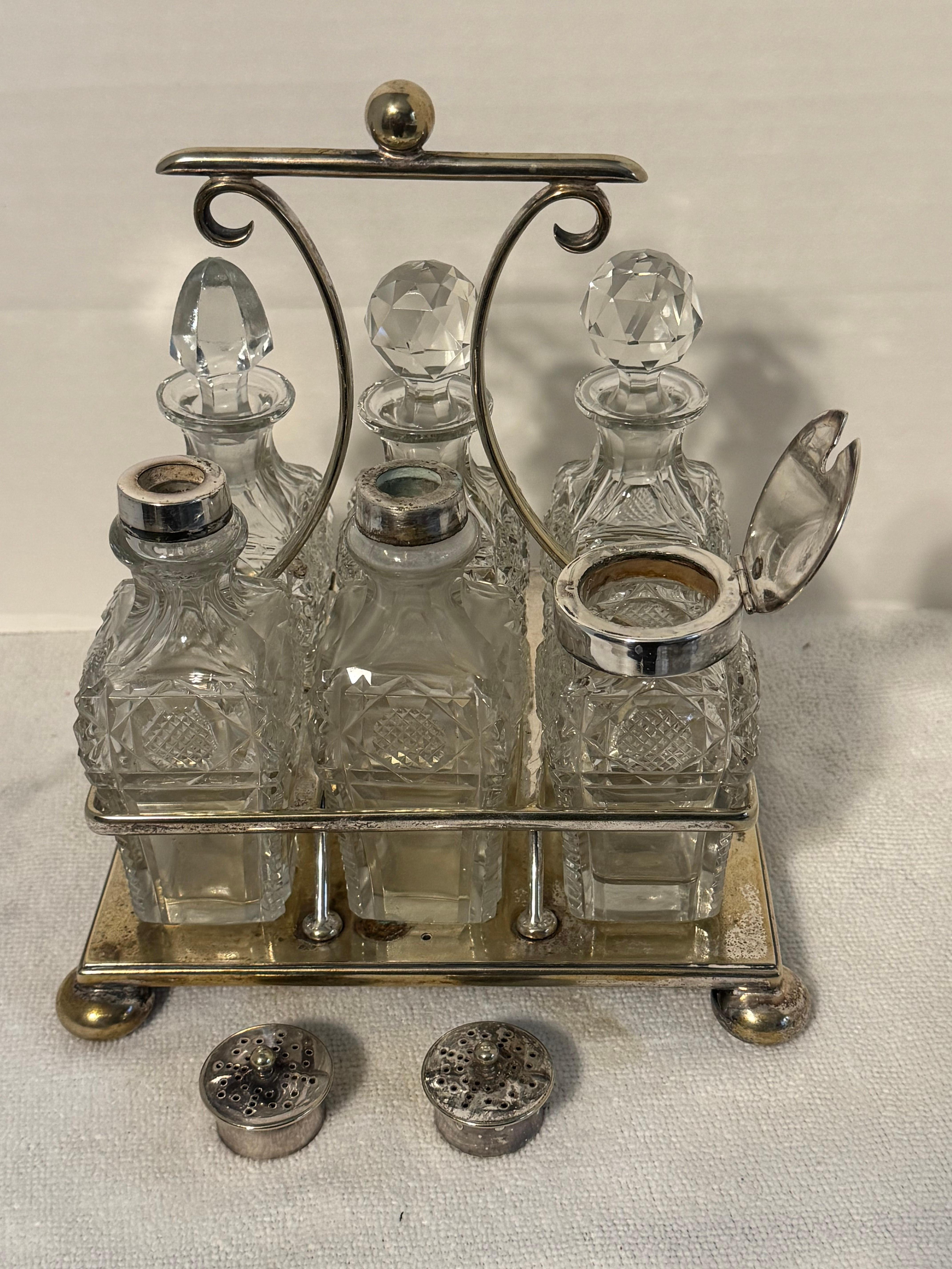 ualidad Juego de vinagreras victorianas antiguas del siglo XIX bañadas en plata. Con un soporte plateado con asa perfilada y elevado sobre patas ornamentadas con seis frascos originales de cristal tallado, para sal, pimienta, vinagre, mostaza y