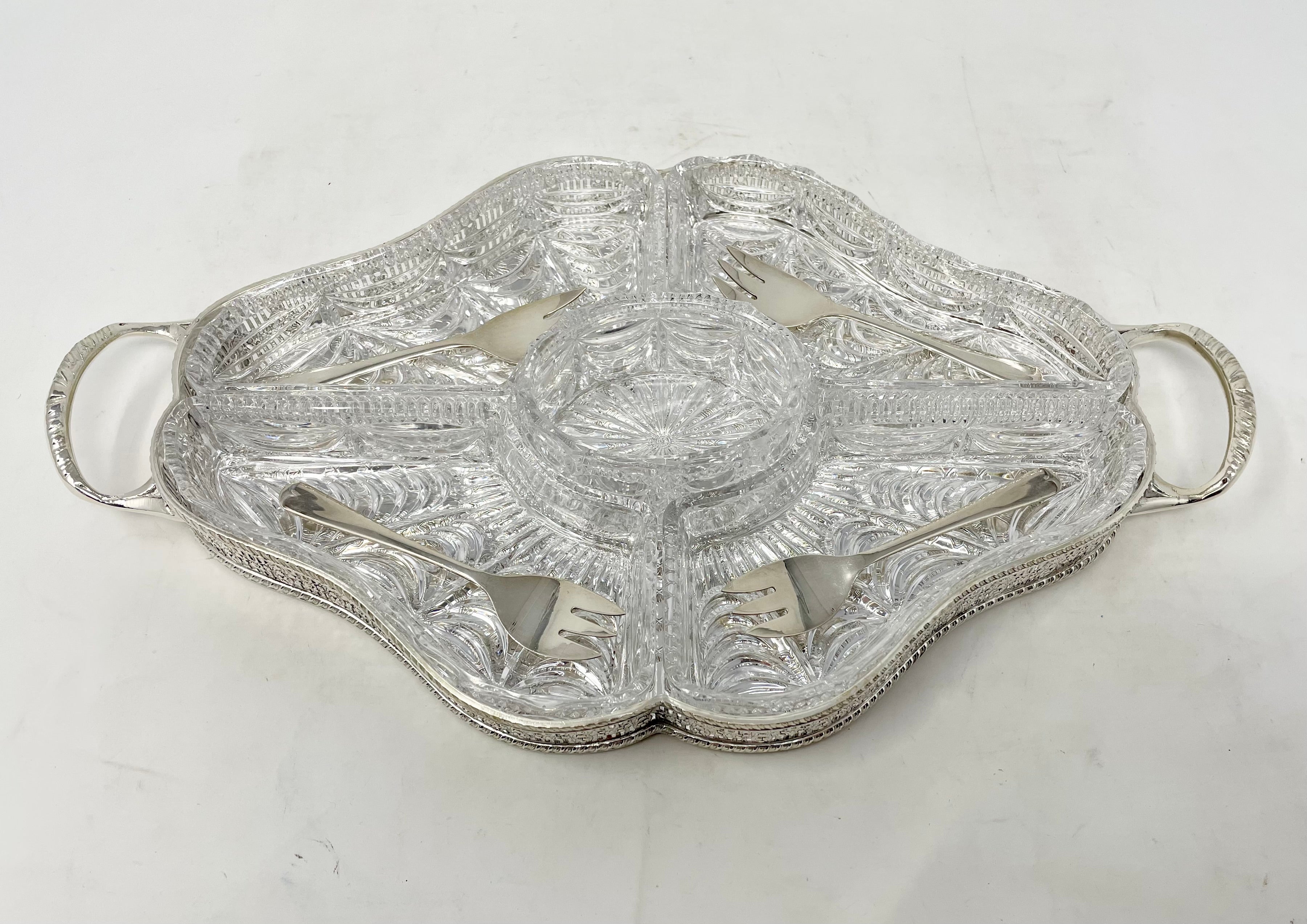 Bandeja de servicio de entremeses de cristal y plata inglesa antigua de Sheffield. en Bueno estado para la venta en New Orleans, LA