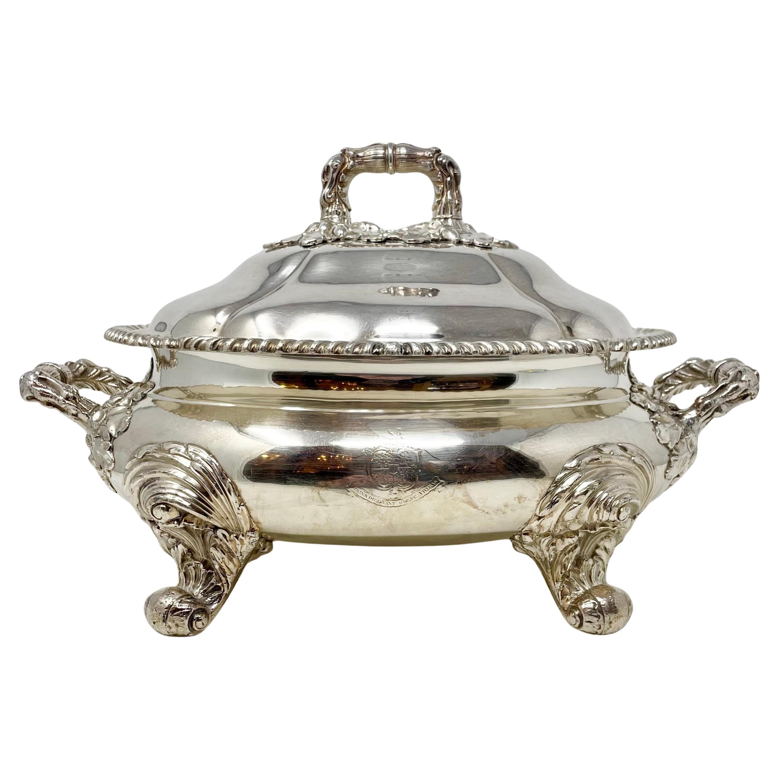 Antigua sopera con pie de plata inglesa de Sheffield, hacia 1880-1890.
