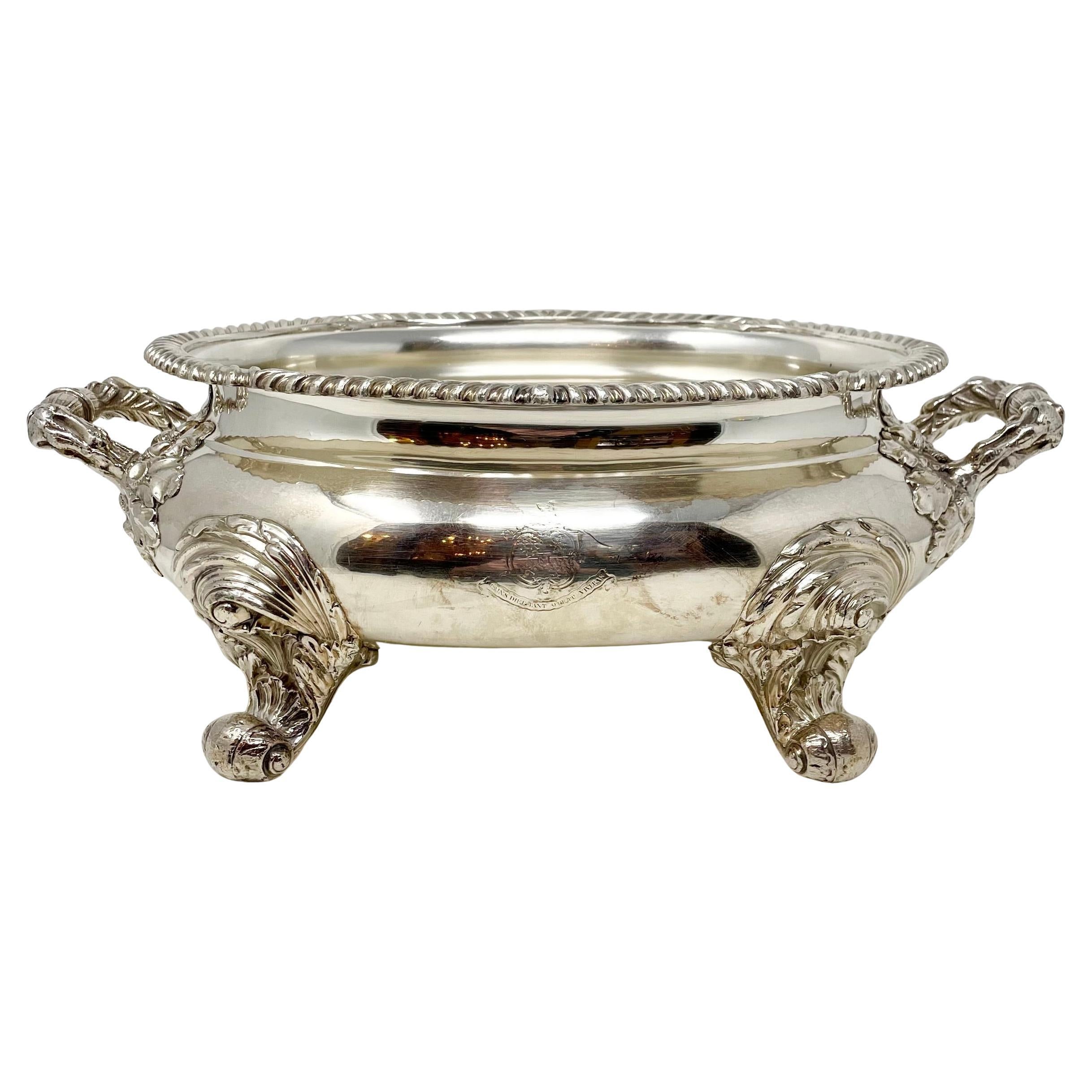 Sopera inglesa antigua de Sheffield, con pie de chapa de plata, circa 1880-1890. en Bueno Estado en New Orleans, LA