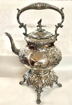 Antiguo plato de plata inglés Sheffield Hnd Chsd Luis XIV Tipping Kettle & Stand