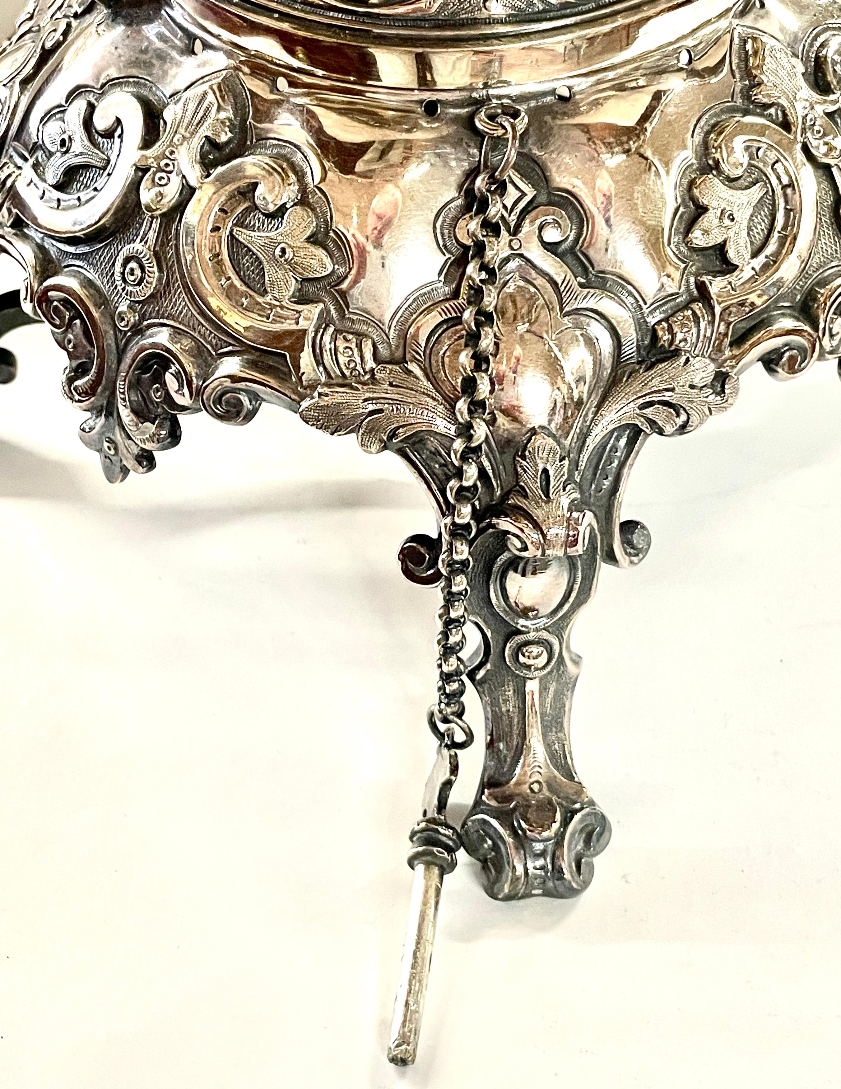 Ancienne bouilloire à bascule Louis XIV en métal argenté de Sheffield et son Stand en vente 2