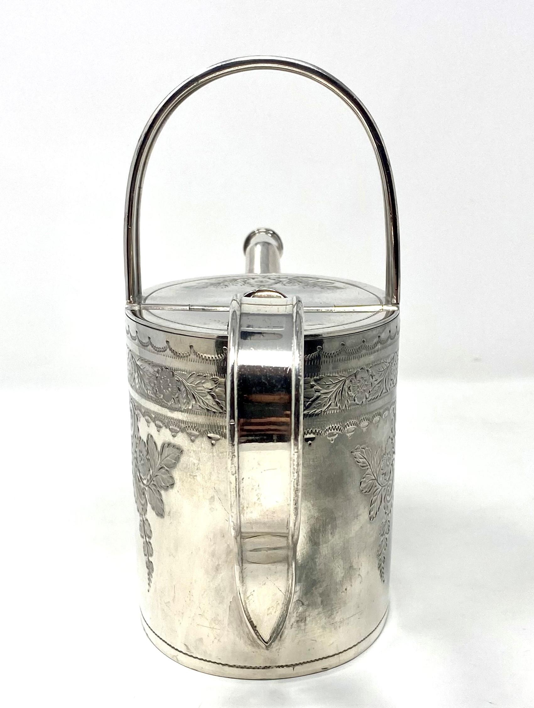 Anglais Ancienne canne à eau anglaise Sheffield en métal argenté et gravée à la main en vente